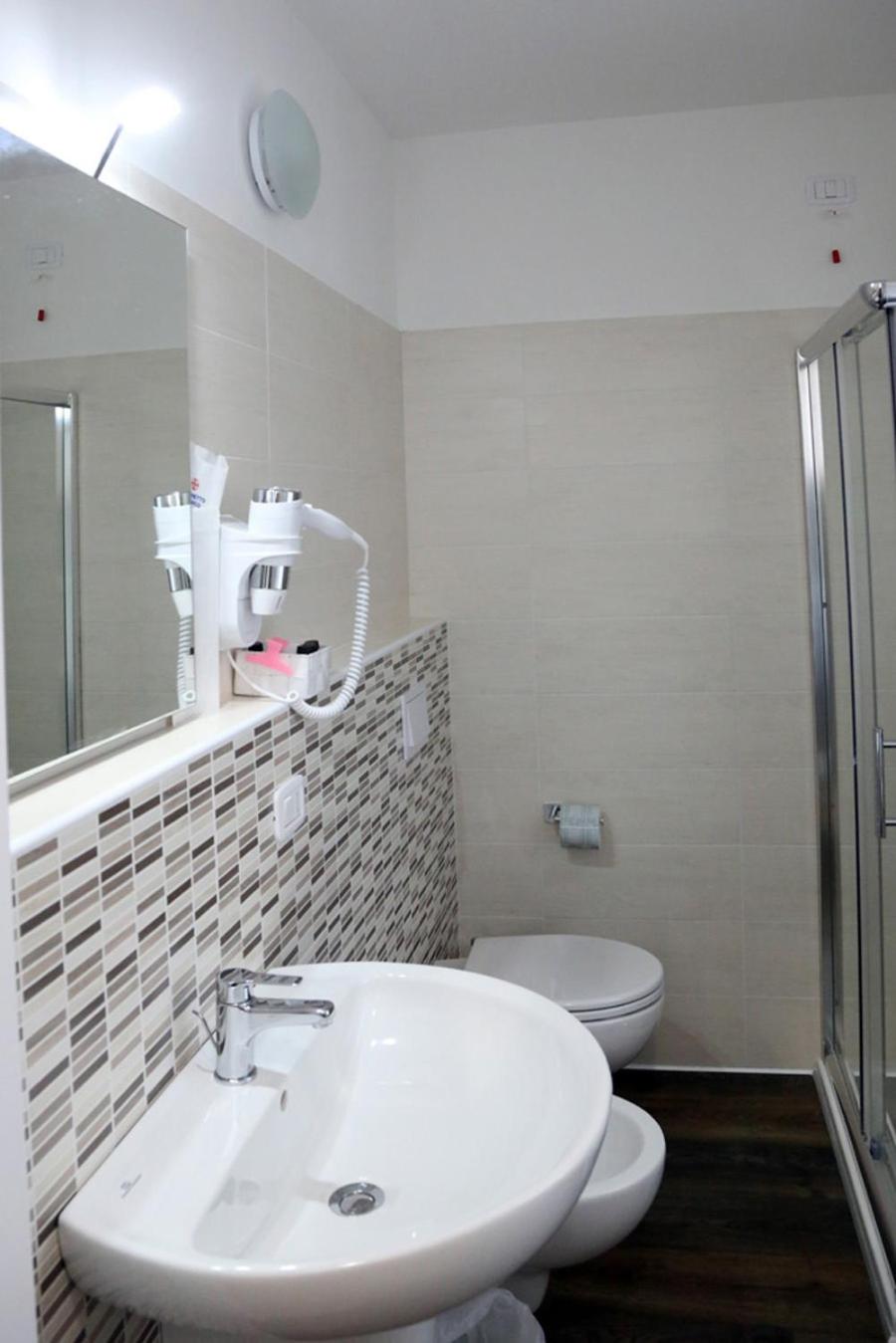 Double Room with Private Bathroom - Photo 4