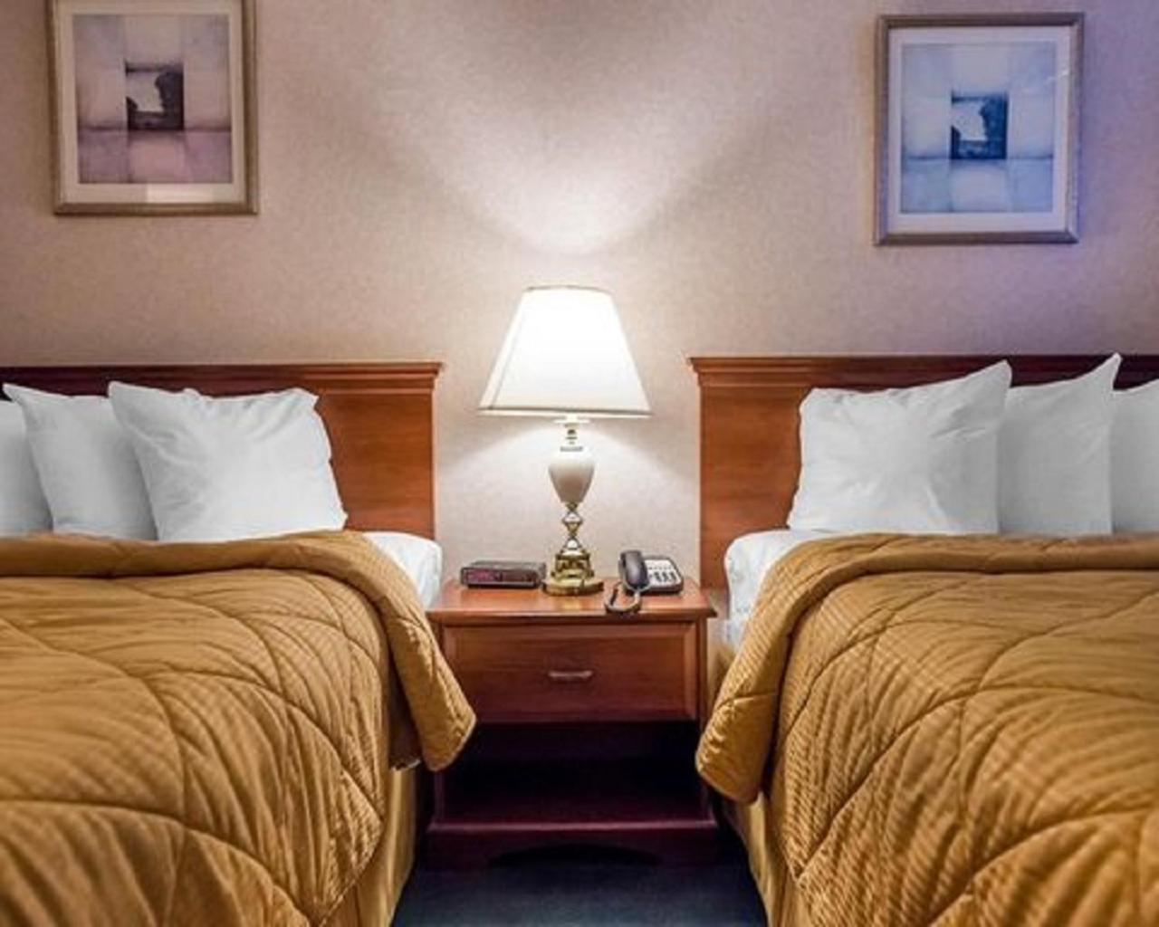 Queen Room with Two Queen Beds - Non-Smoking - Photo 3