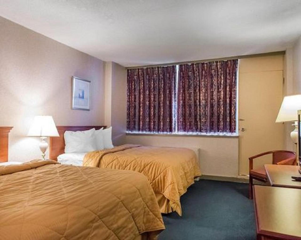 Queen Room with Two Queen Beds - Non-Smoking - Photo 4