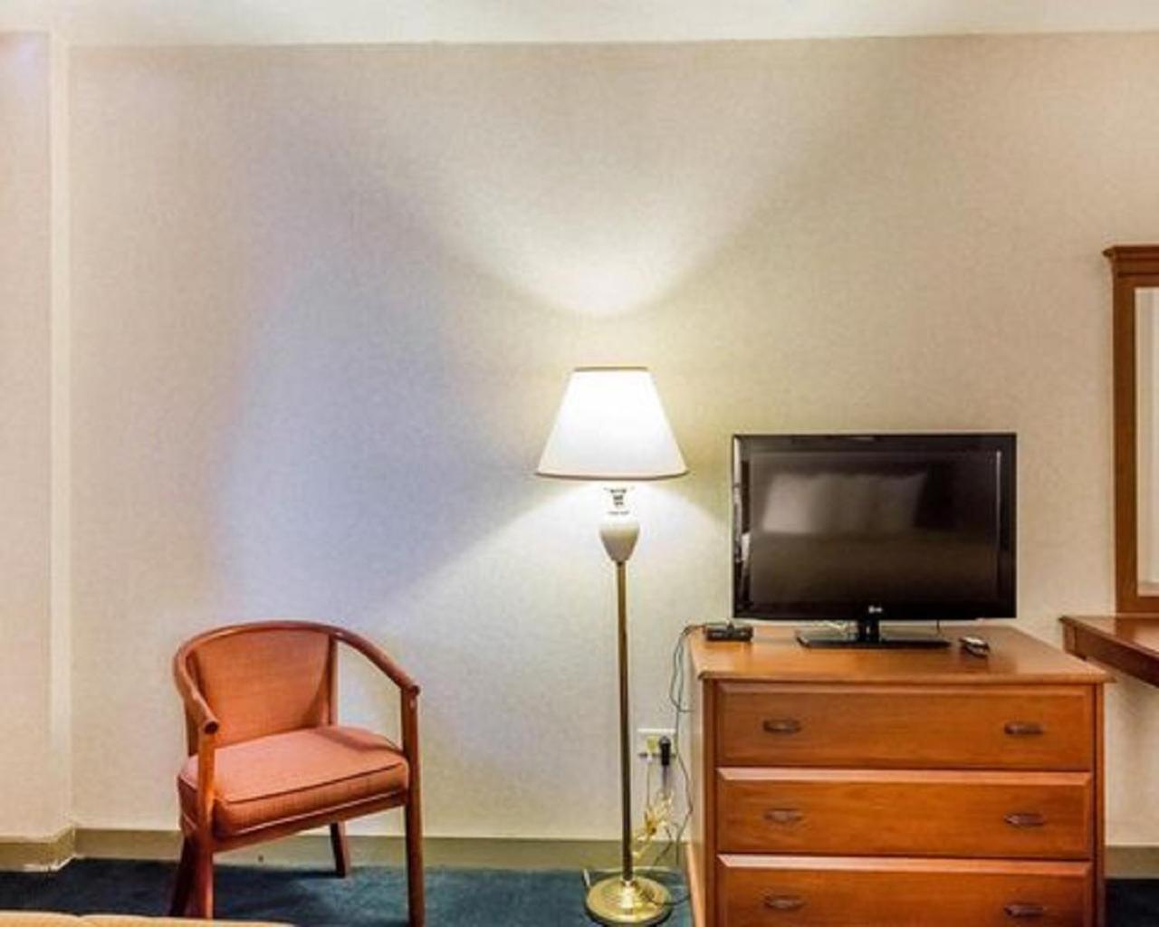 Queen Room - Non-Smoking - Photo 5