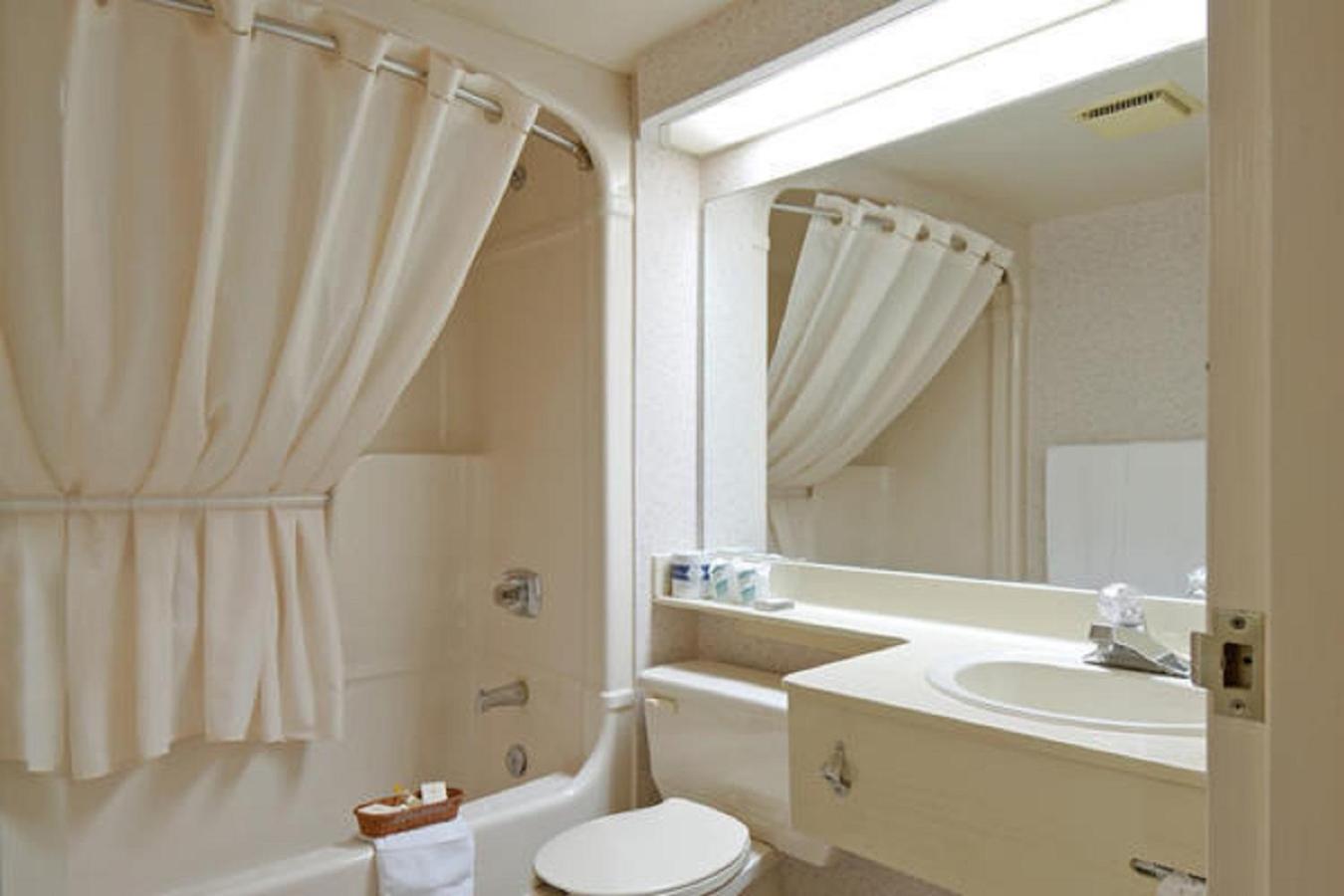 Queen Room - Non-Smoking - Photo 6