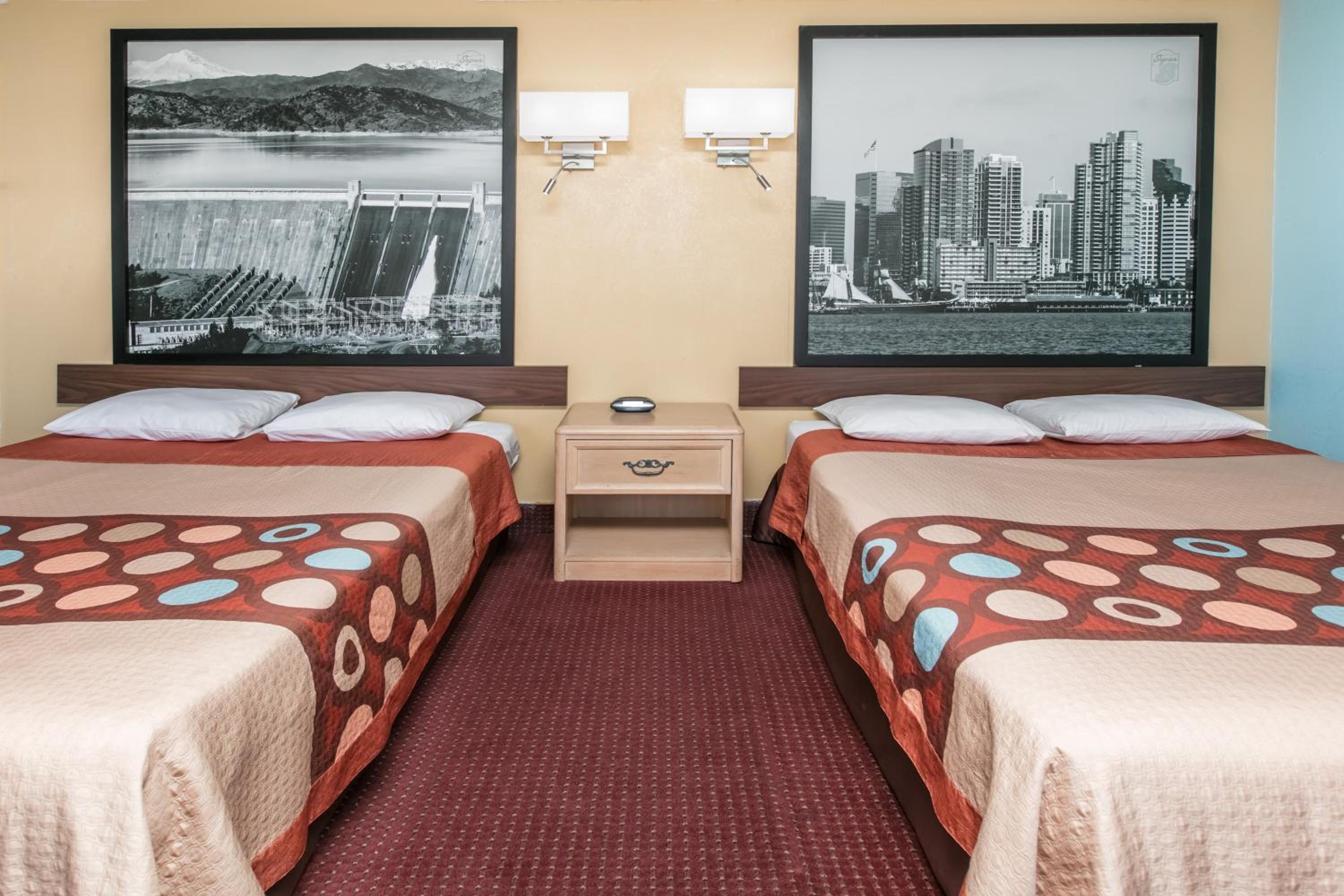 Queen Room with Two Queen Beds - Non-Smoking - Photo 1