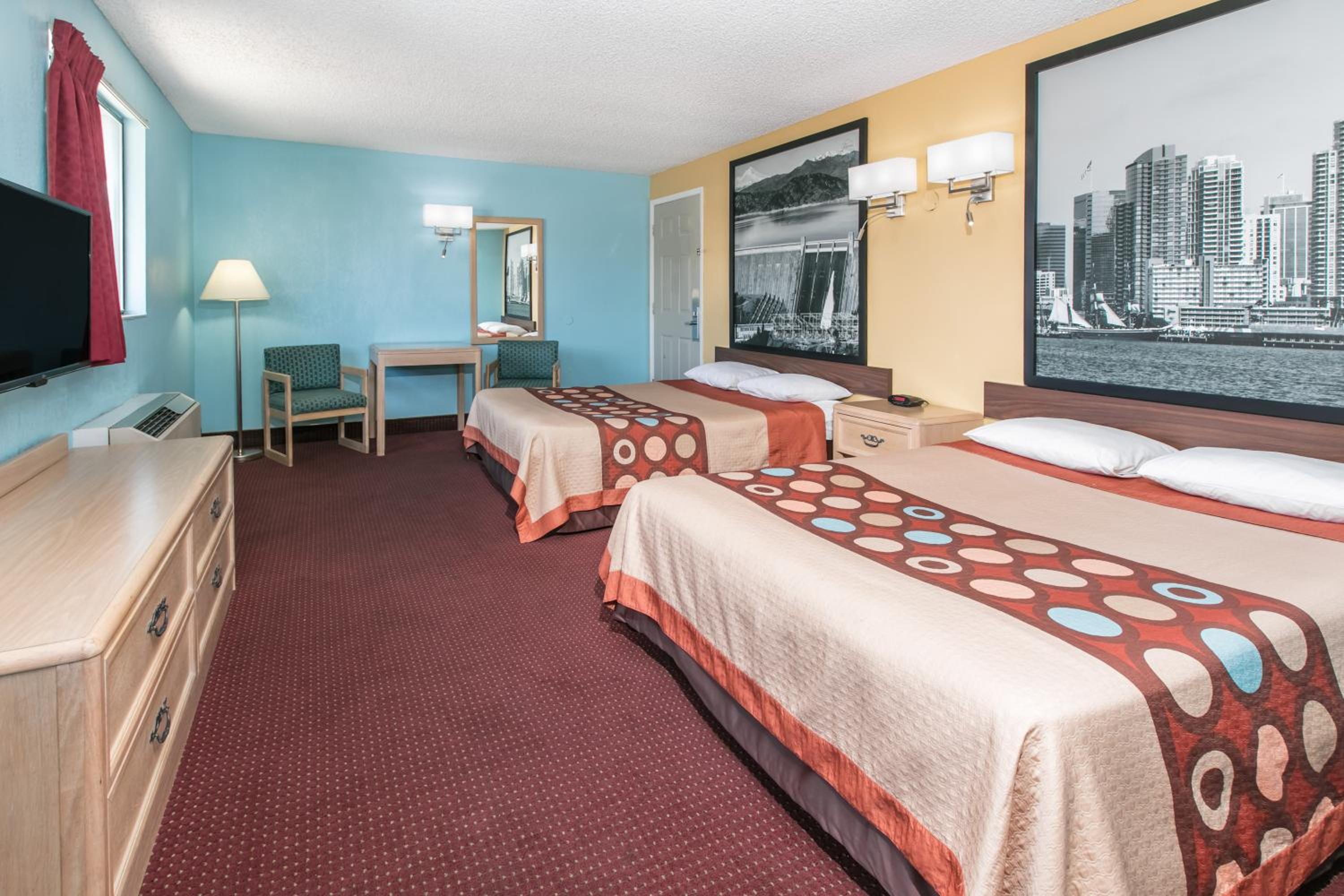 Queen Room with Two Queen Beds - Non-Smoking - Photo 4
