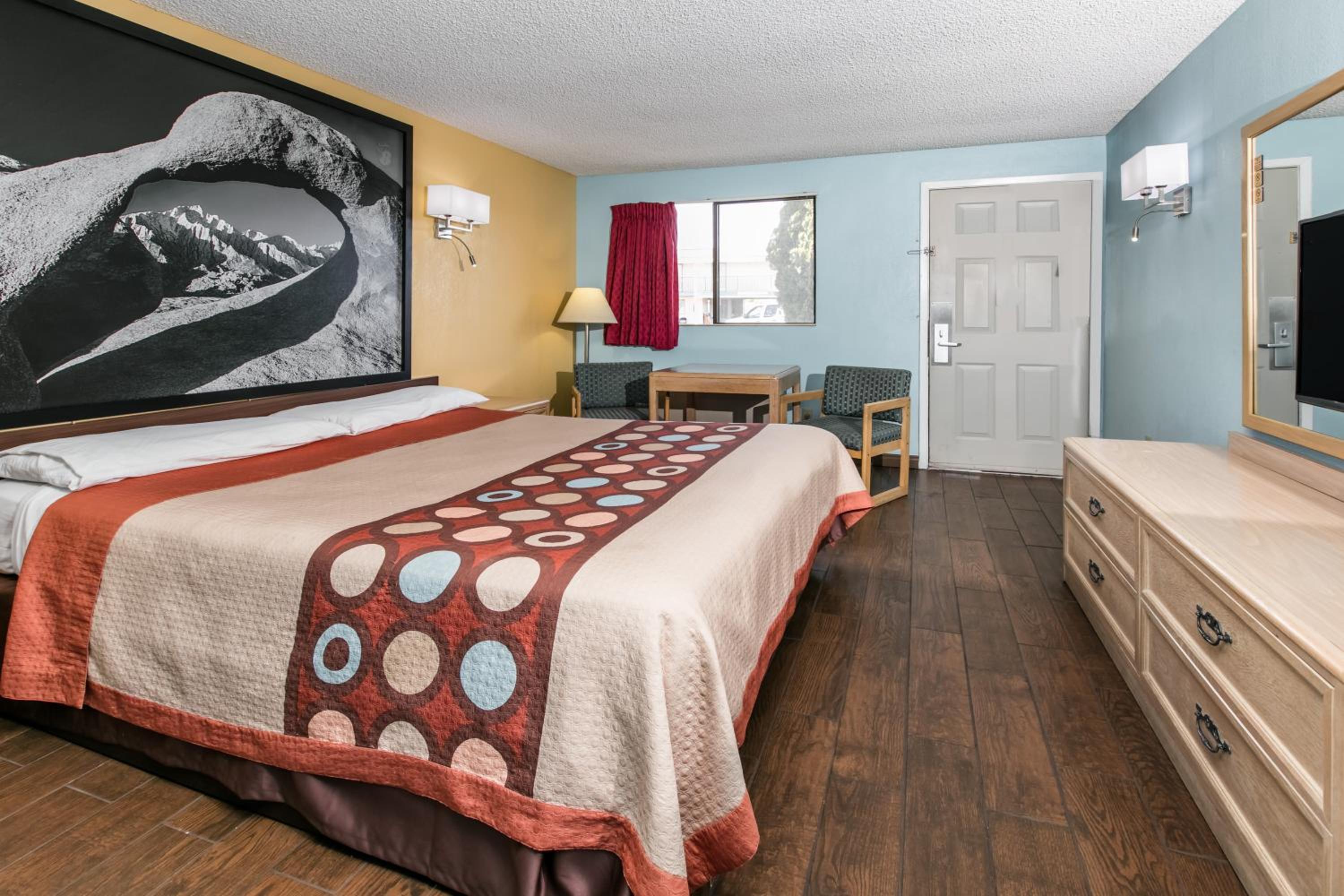 King Room - Non-Smoking - Photo 3