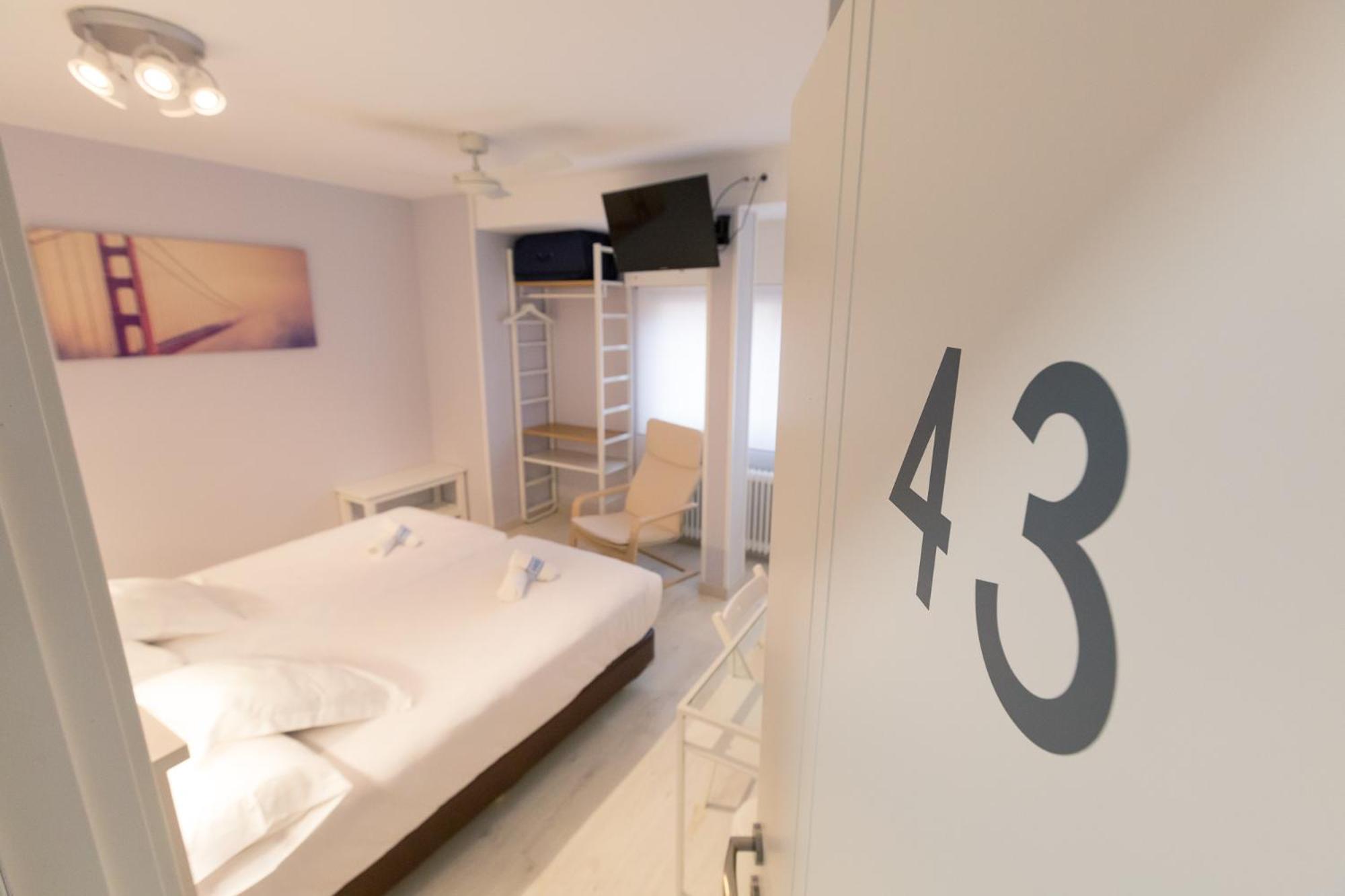 Twin Room with Private Bathroom - Photo 4