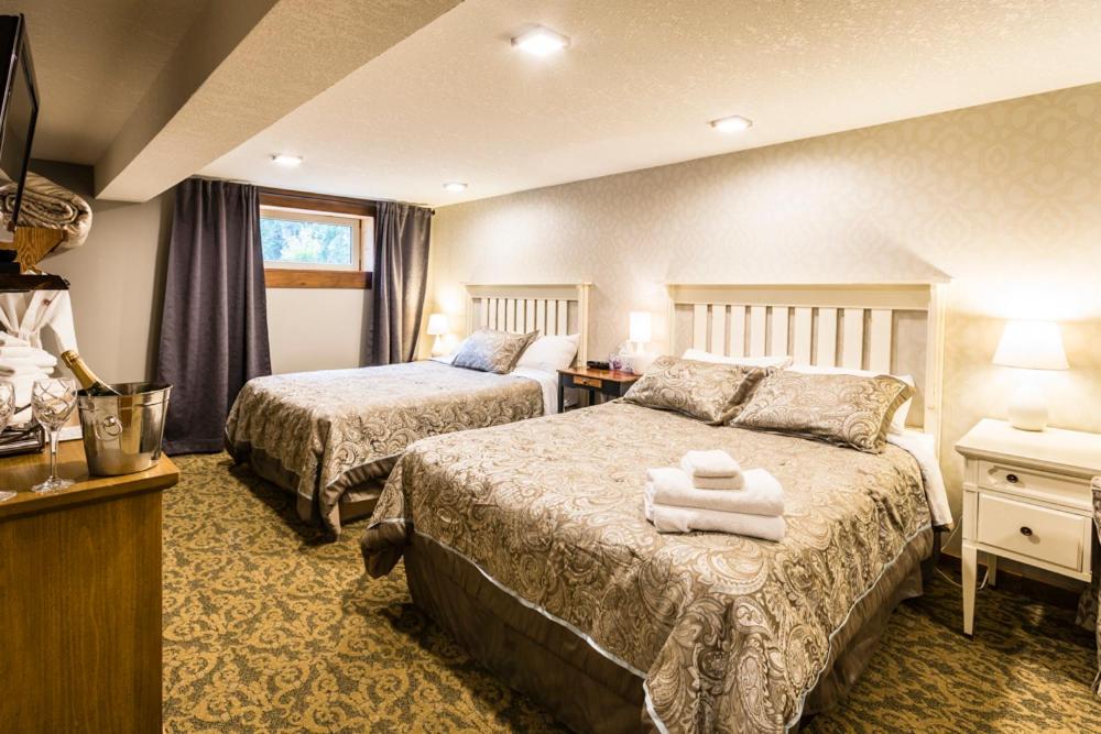 Queen Room with Two Queen Beds photo 2