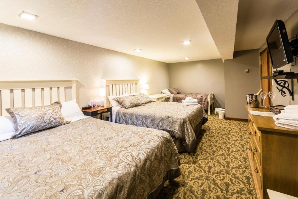 Queen Room with Two Queen Beds photo 3