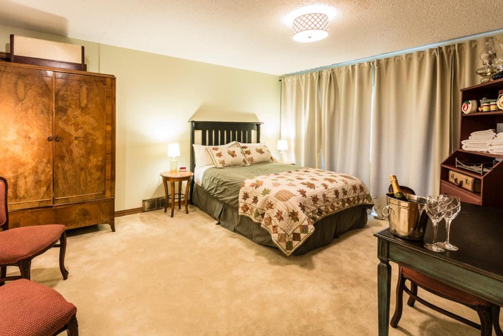 Queen Room photo 2