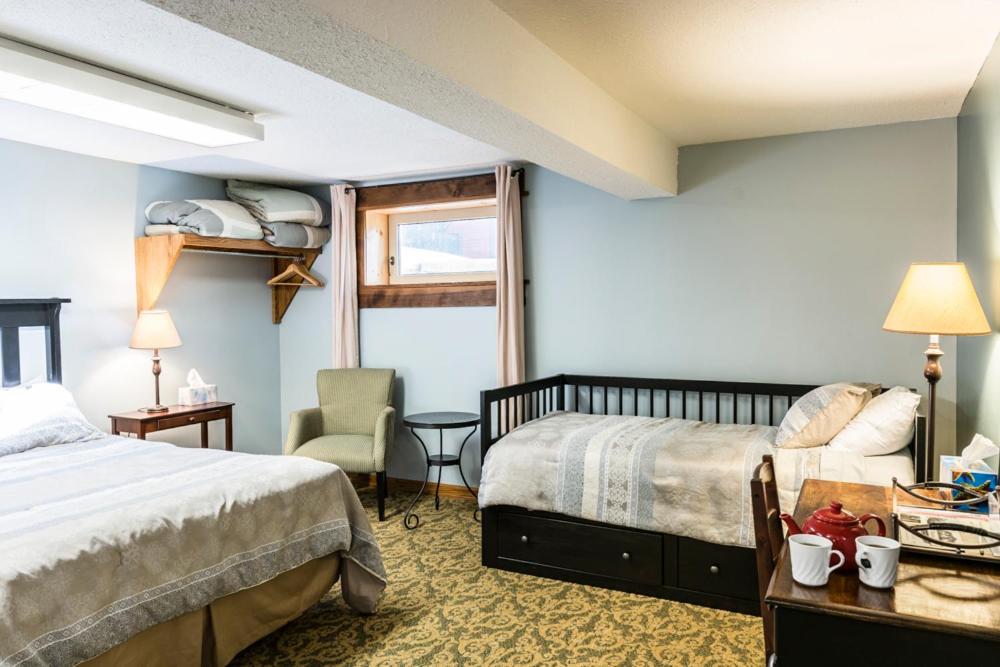 Queen Room with Two Queen Beds photo 1