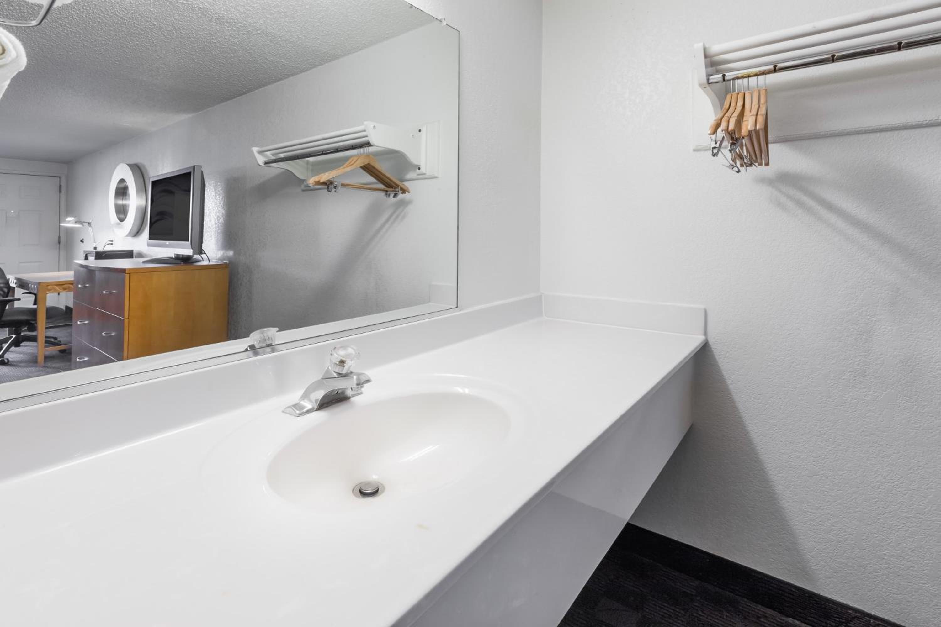 King Room - Non-Smoking photo 2