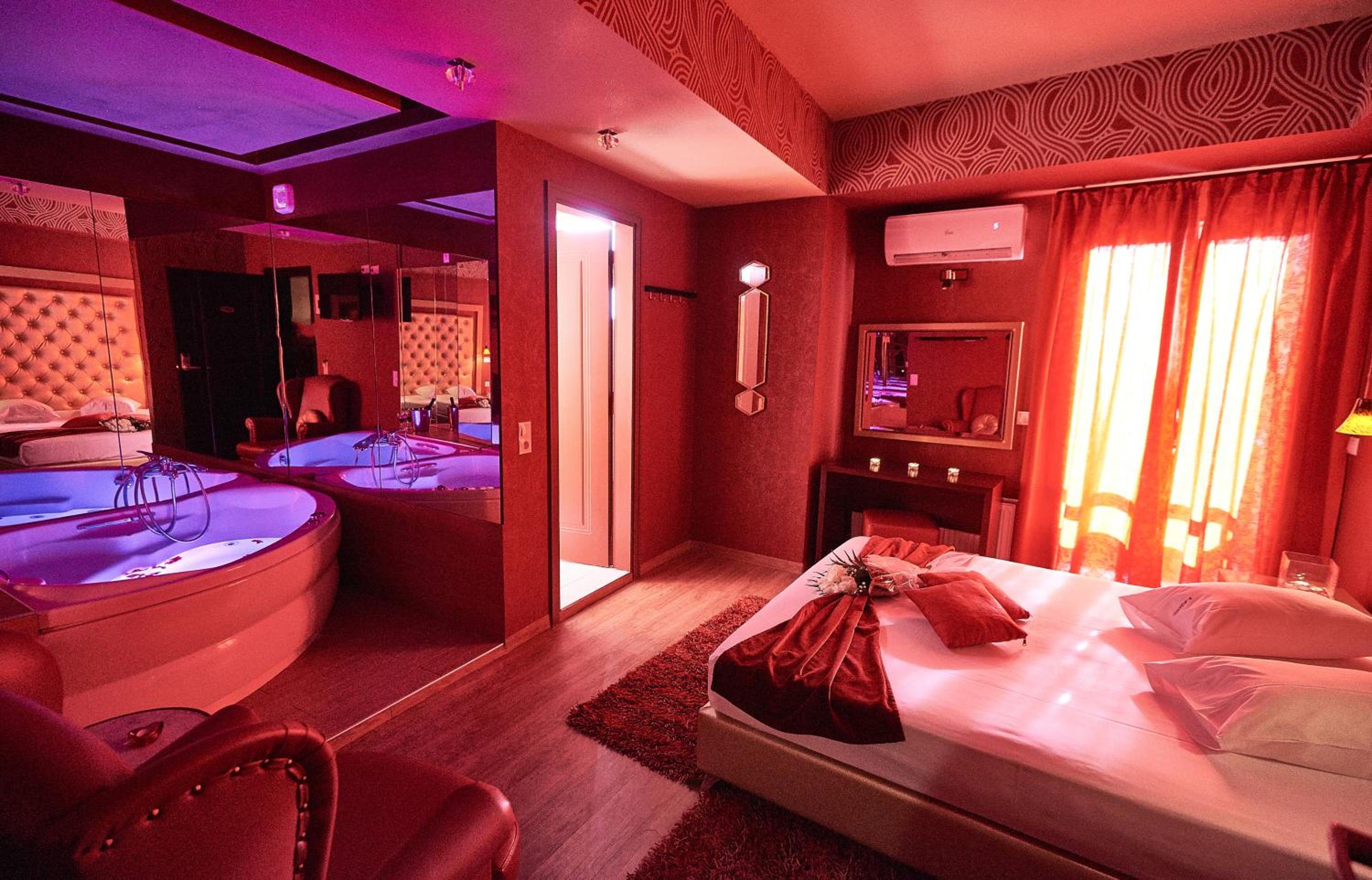 Suite with Hot Tub photo 2