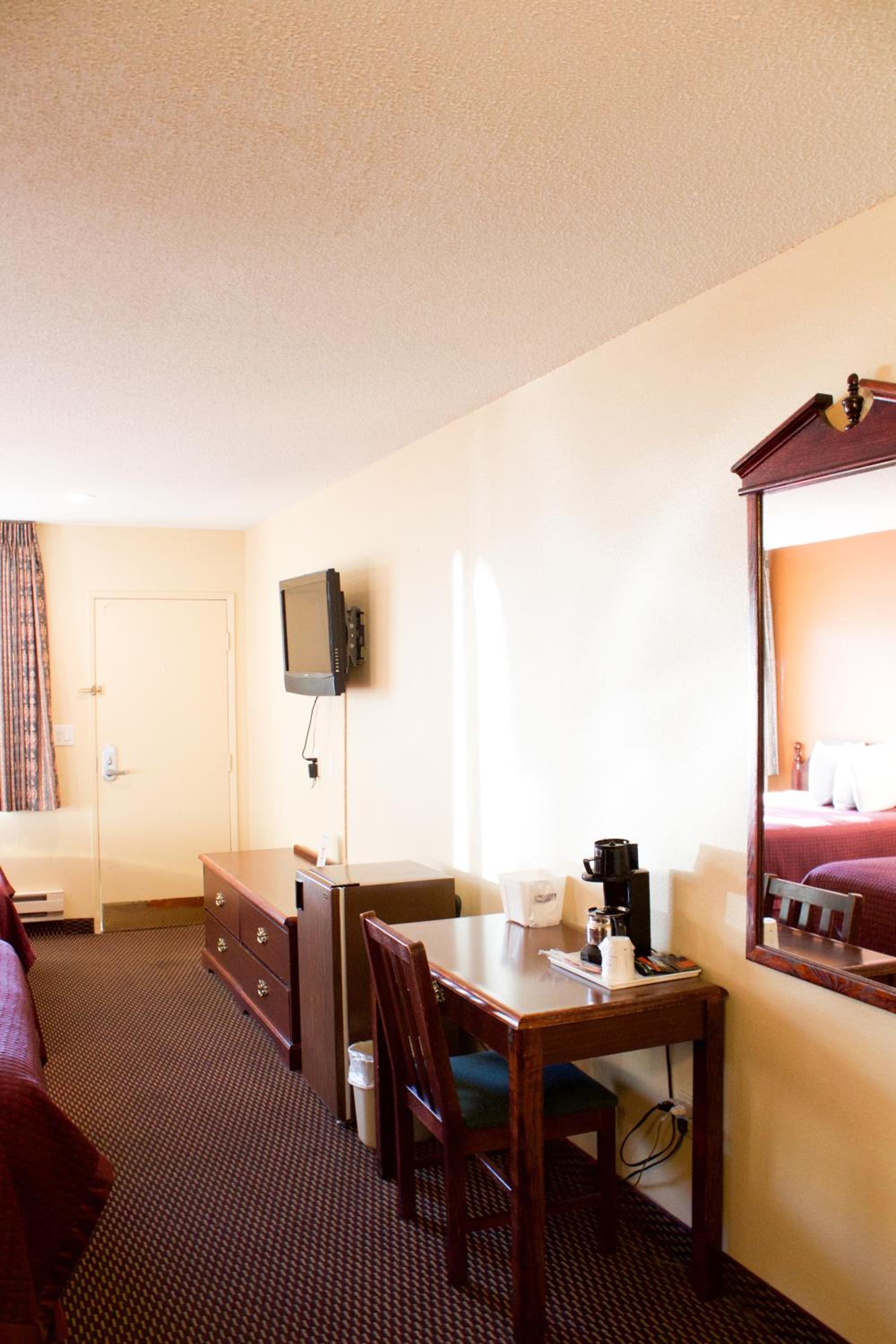 Queen Room with Two Queen Beds - Non-Smoking photo 1