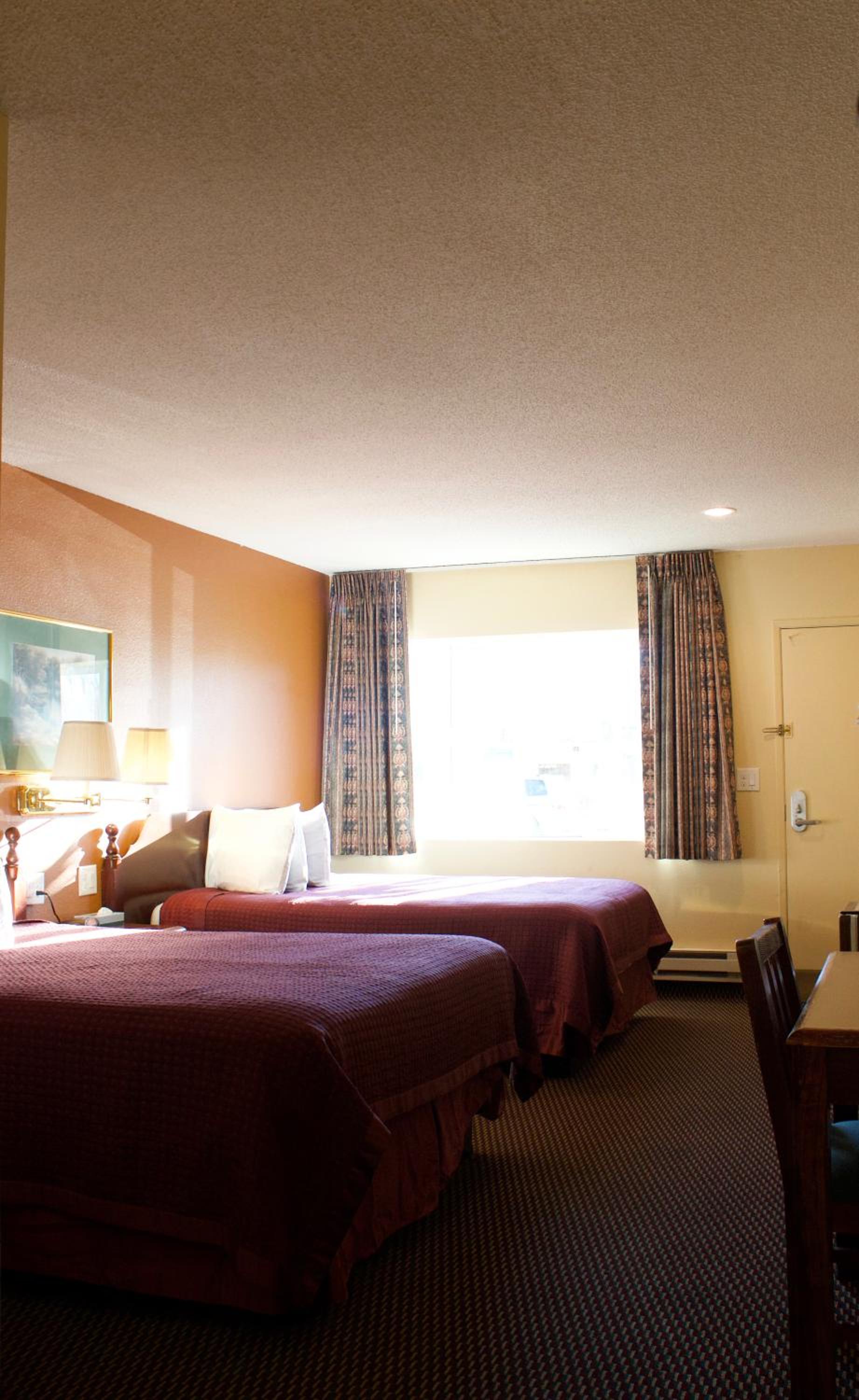Queen Room with Two Queen Beds - Non-Smoking photo 2