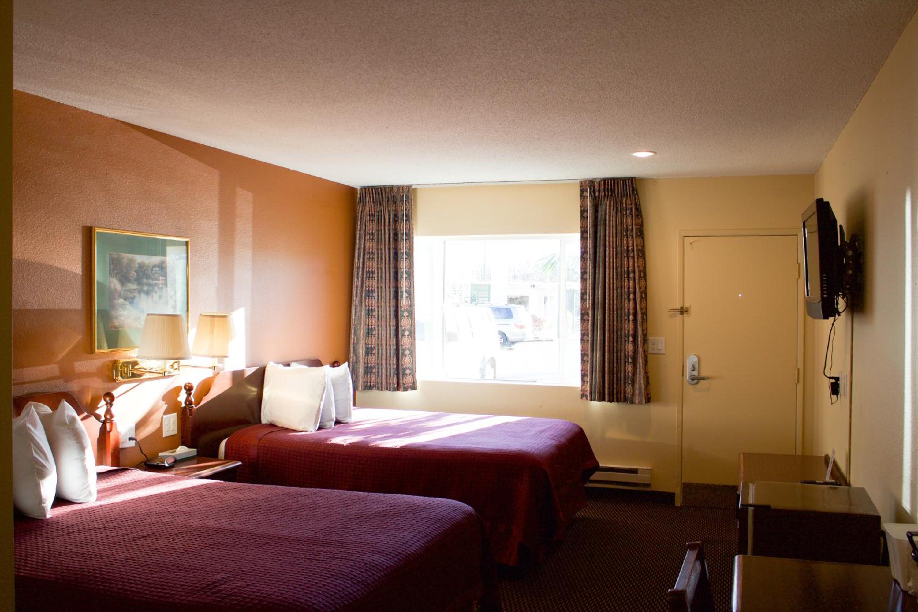Queen Room with Two Queen Beds - Non-Smoking photo 3