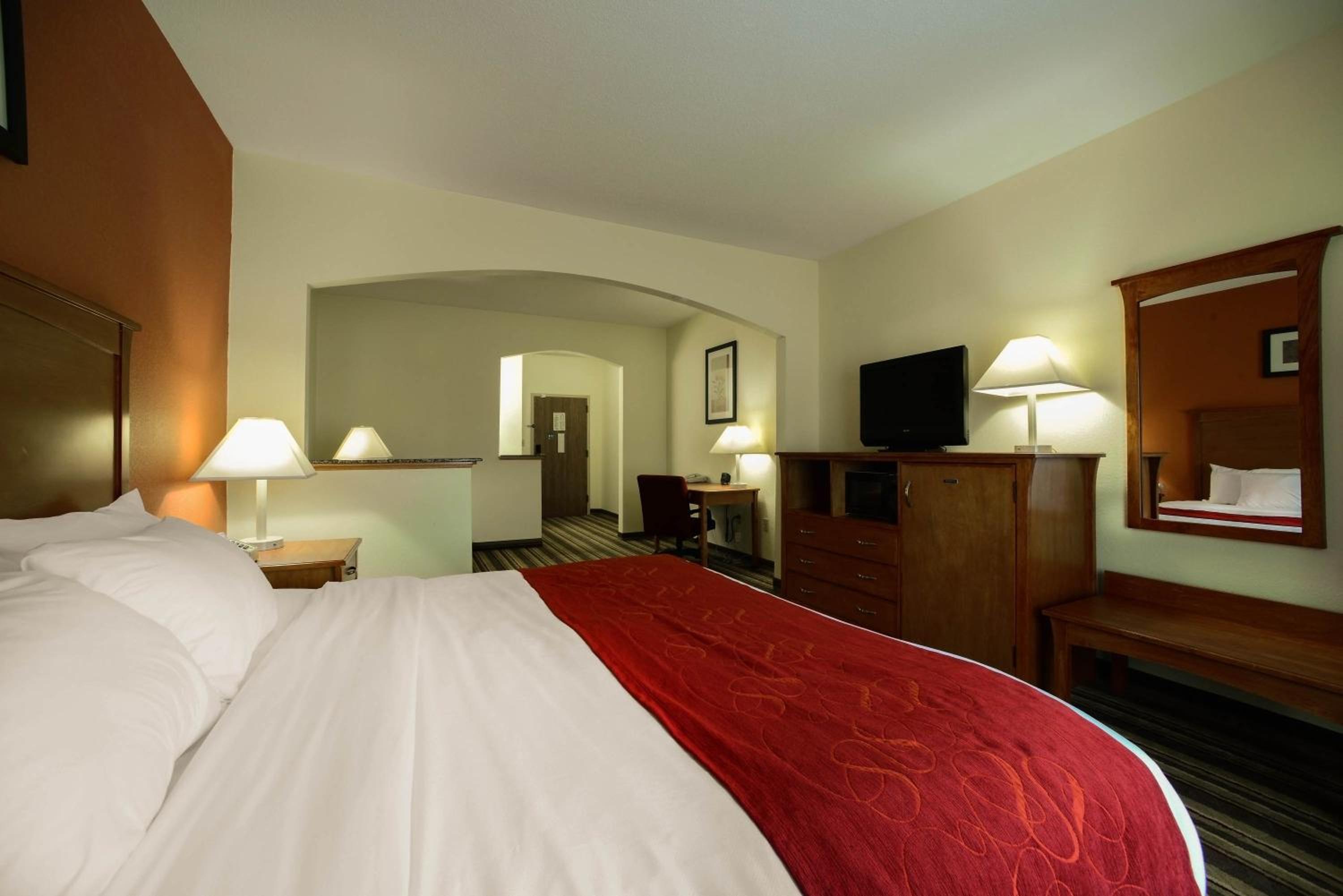 King Suite with Tub - Accessible/Non-Smoking - Photo 1