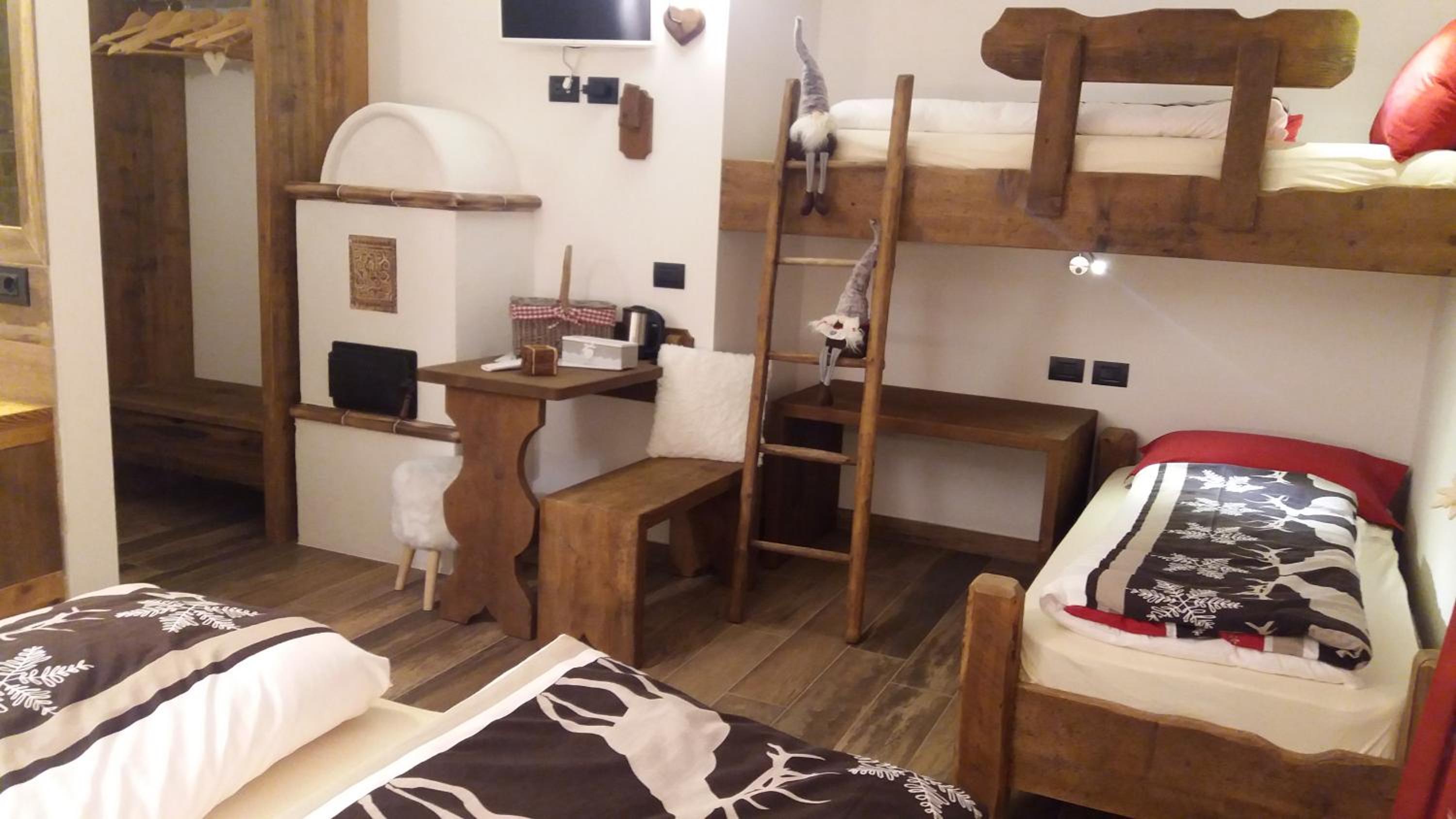 Quadruple Room with Private Bathroom photo 1