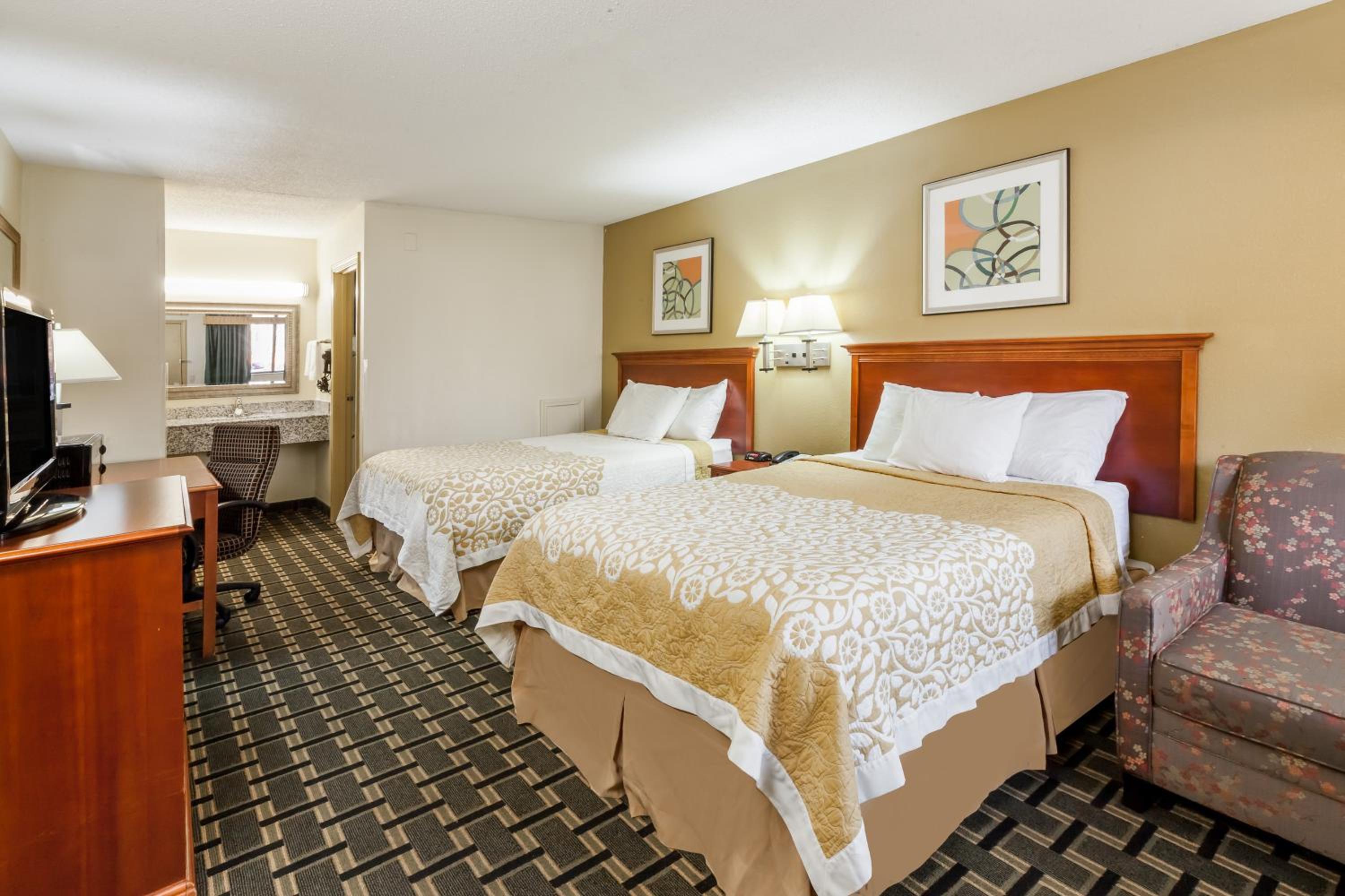 Queen Room with Two Queen Beds (Non Smoking) photo 1