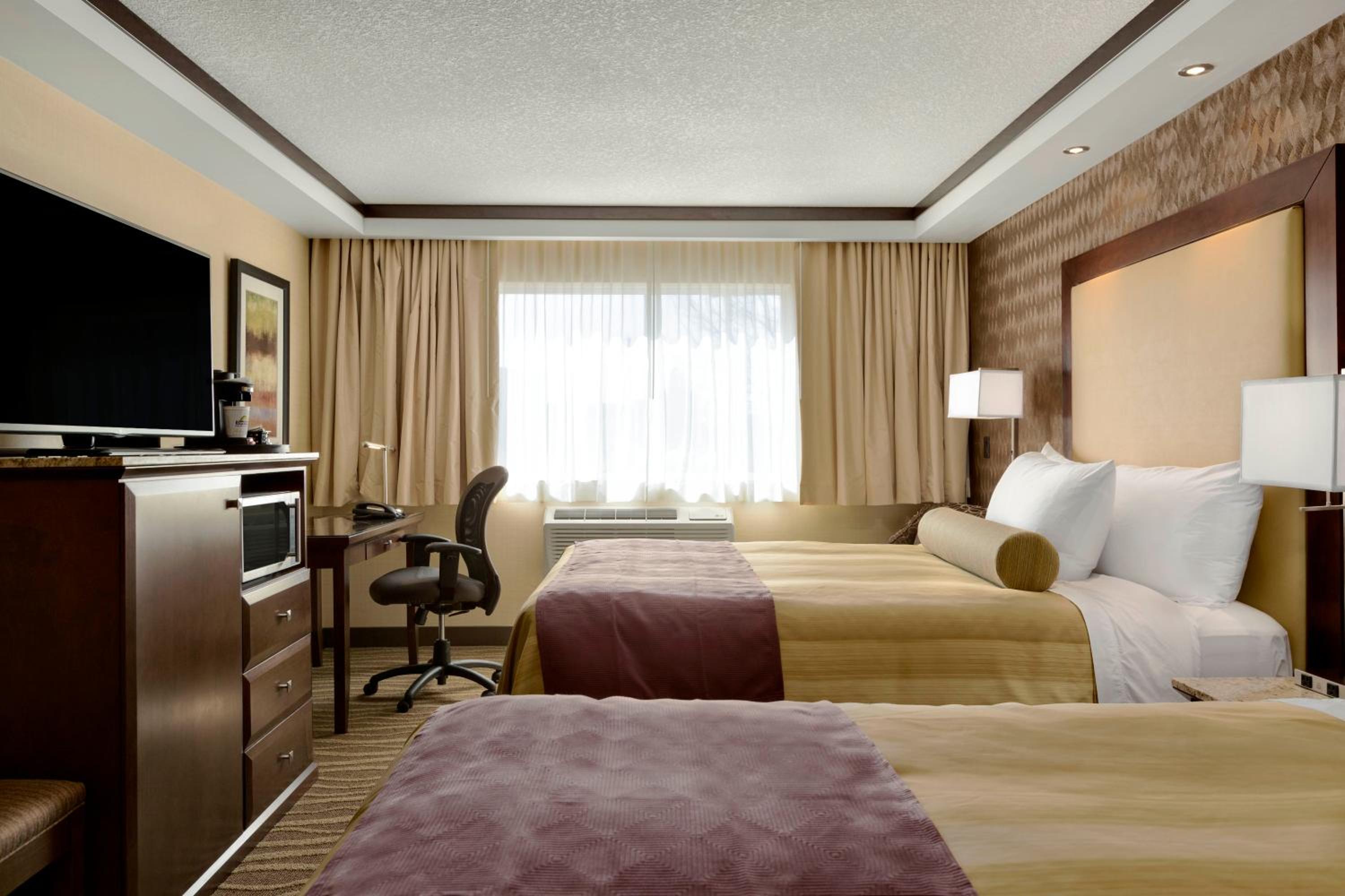 Queen Room with Two Queen Beds - Non-Smoking - Photo 4