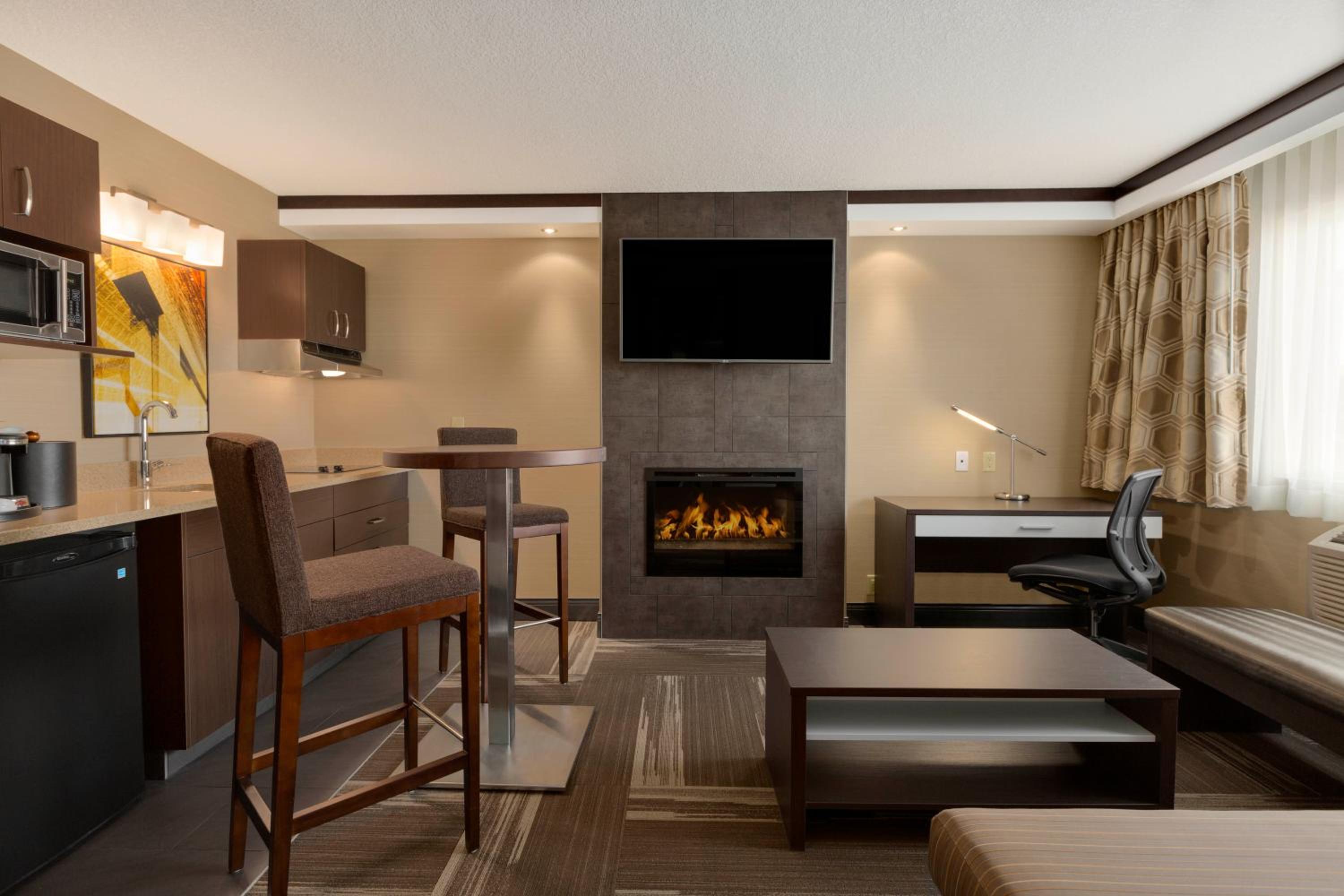 King Suite with Whirlpool - Non-Smoking - Photo 3