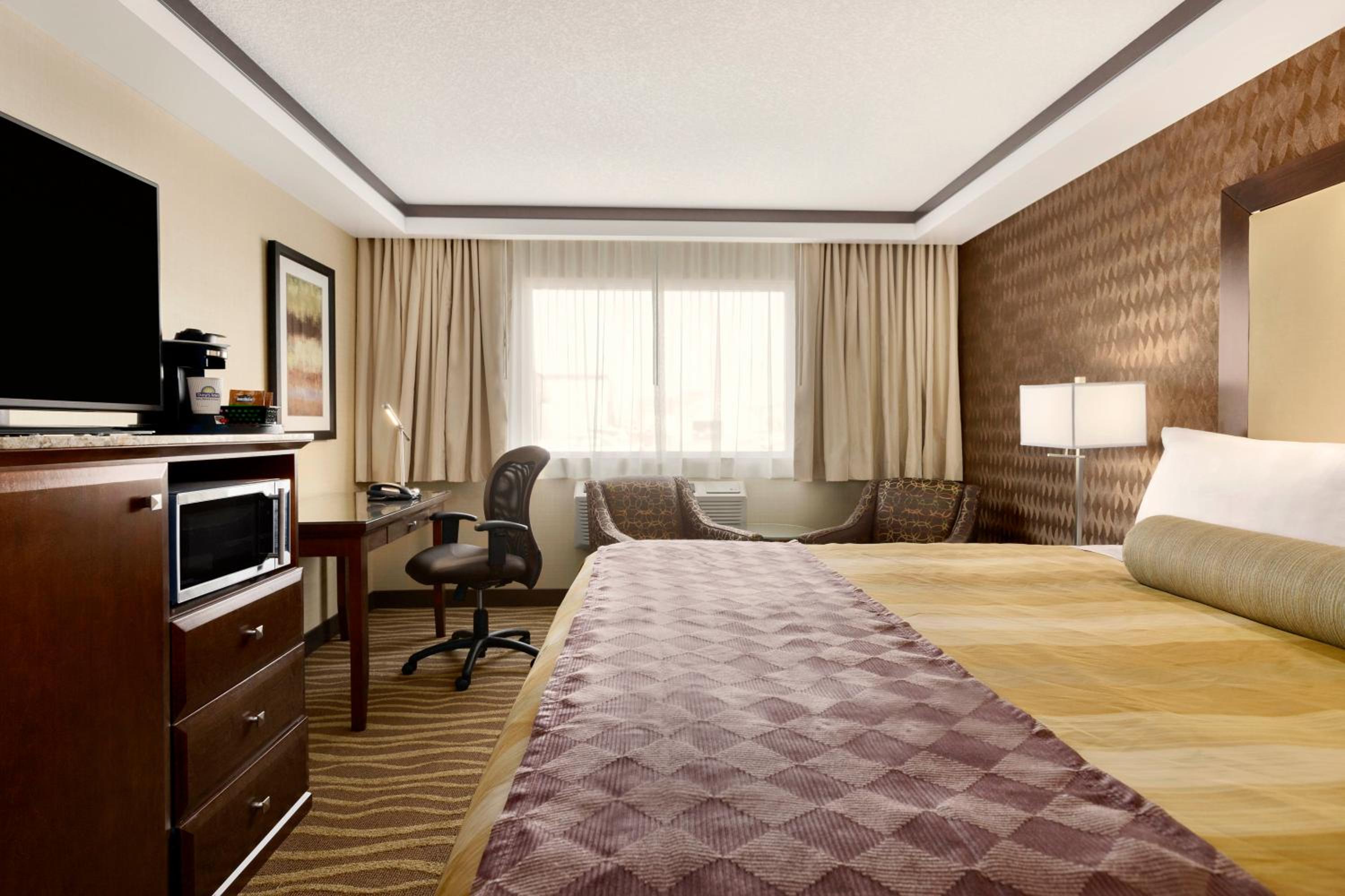 King Room with Walk-in Shower - Non-Smoking - Photo 6