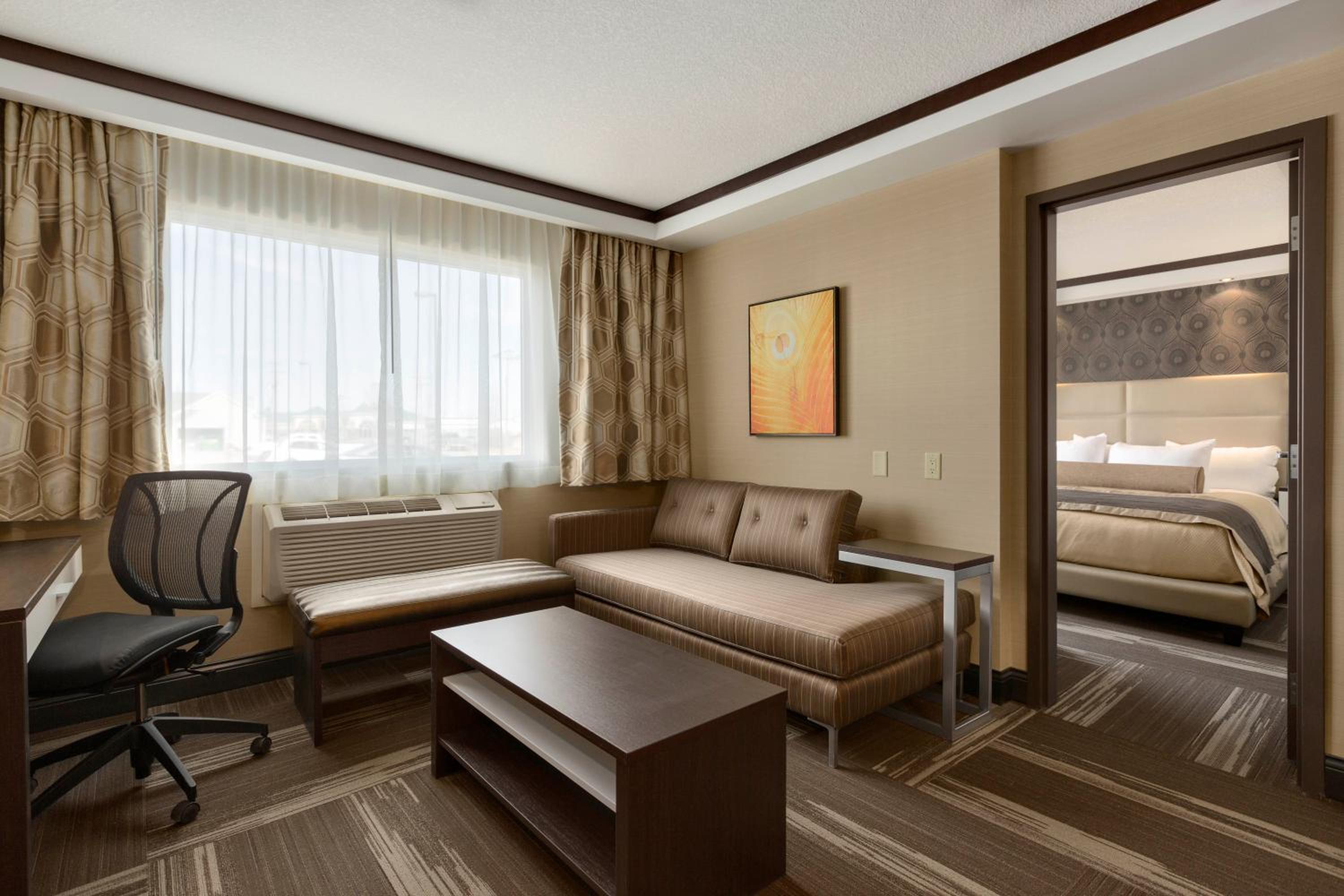 King Suite with Whirlpool - Non-Smoking - Photo 2