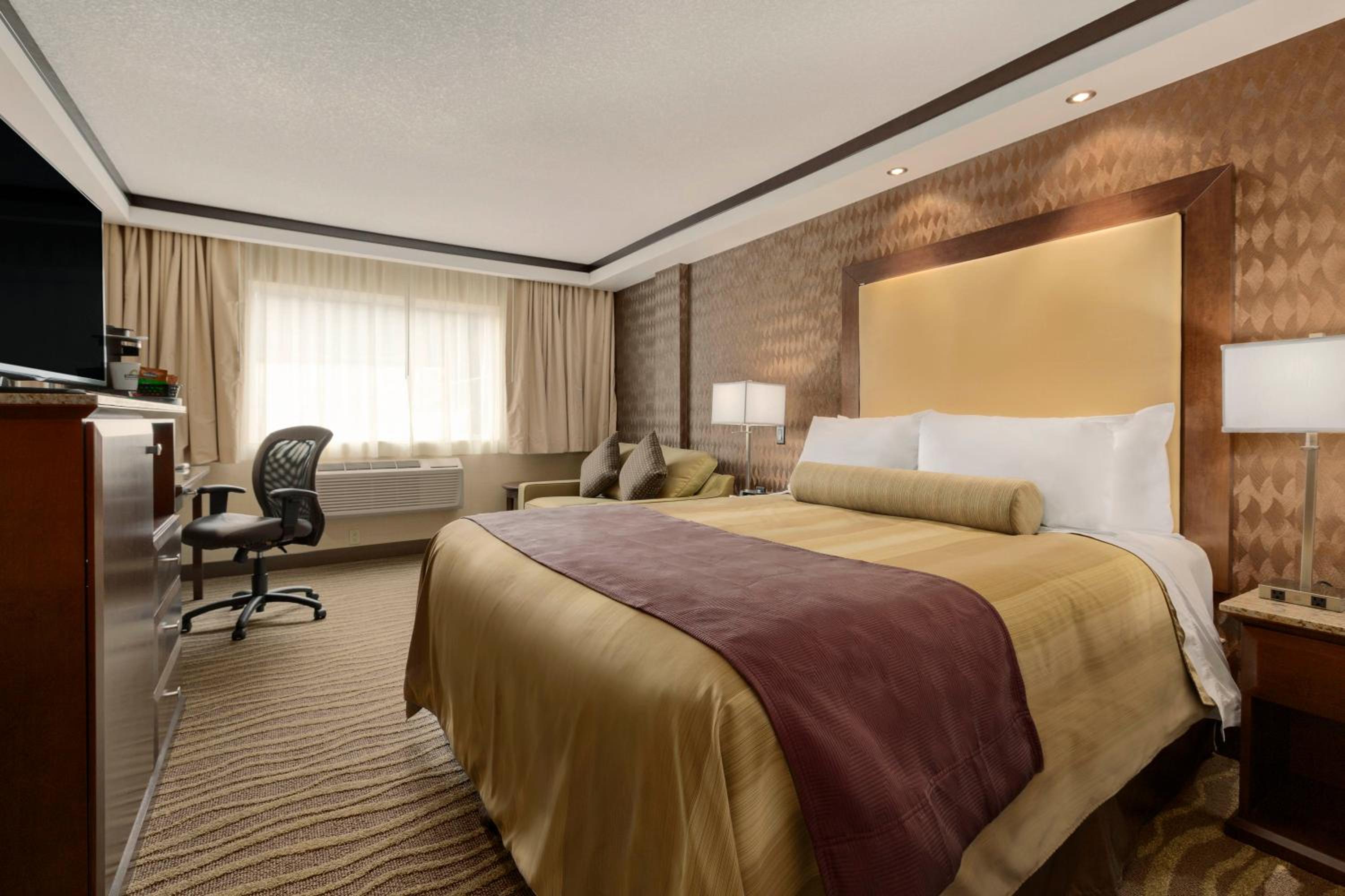 Queen Room with Sofa Bed and Roll-In Shower - Disability Access/Non-Smoking - Photo 7