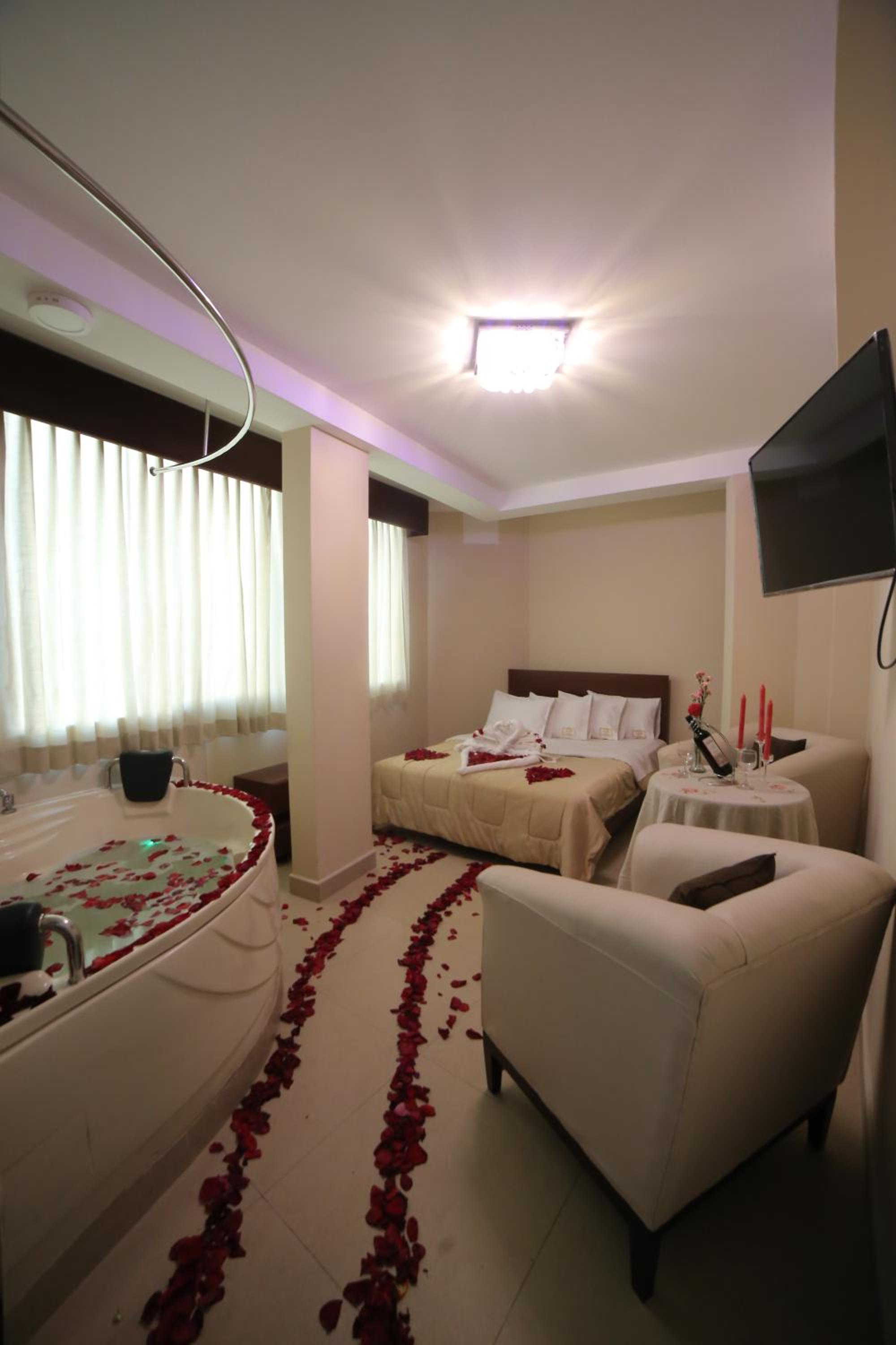 Suite With Hot Tub photo 1