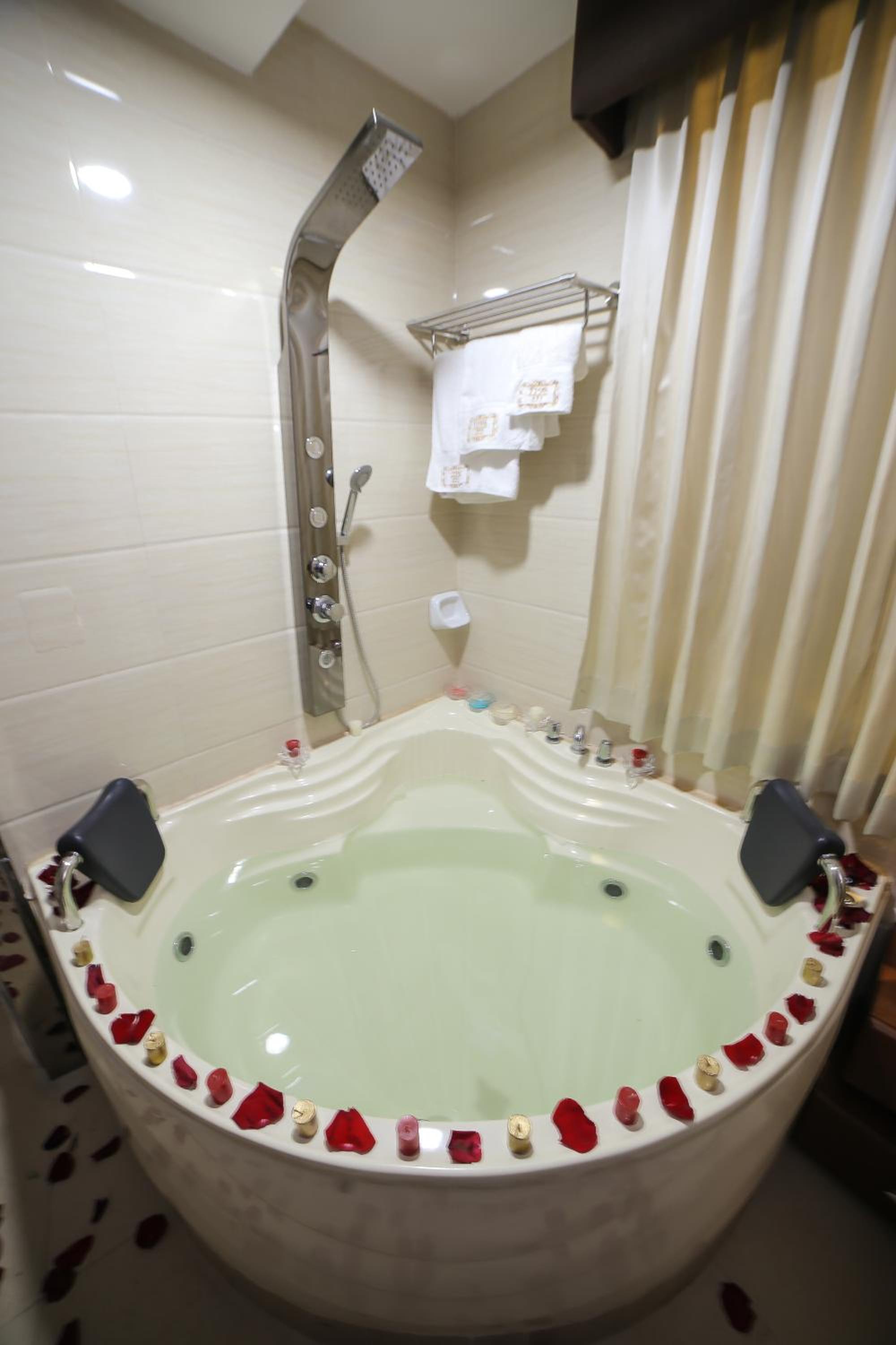 Suite With Hot Tub photo 3