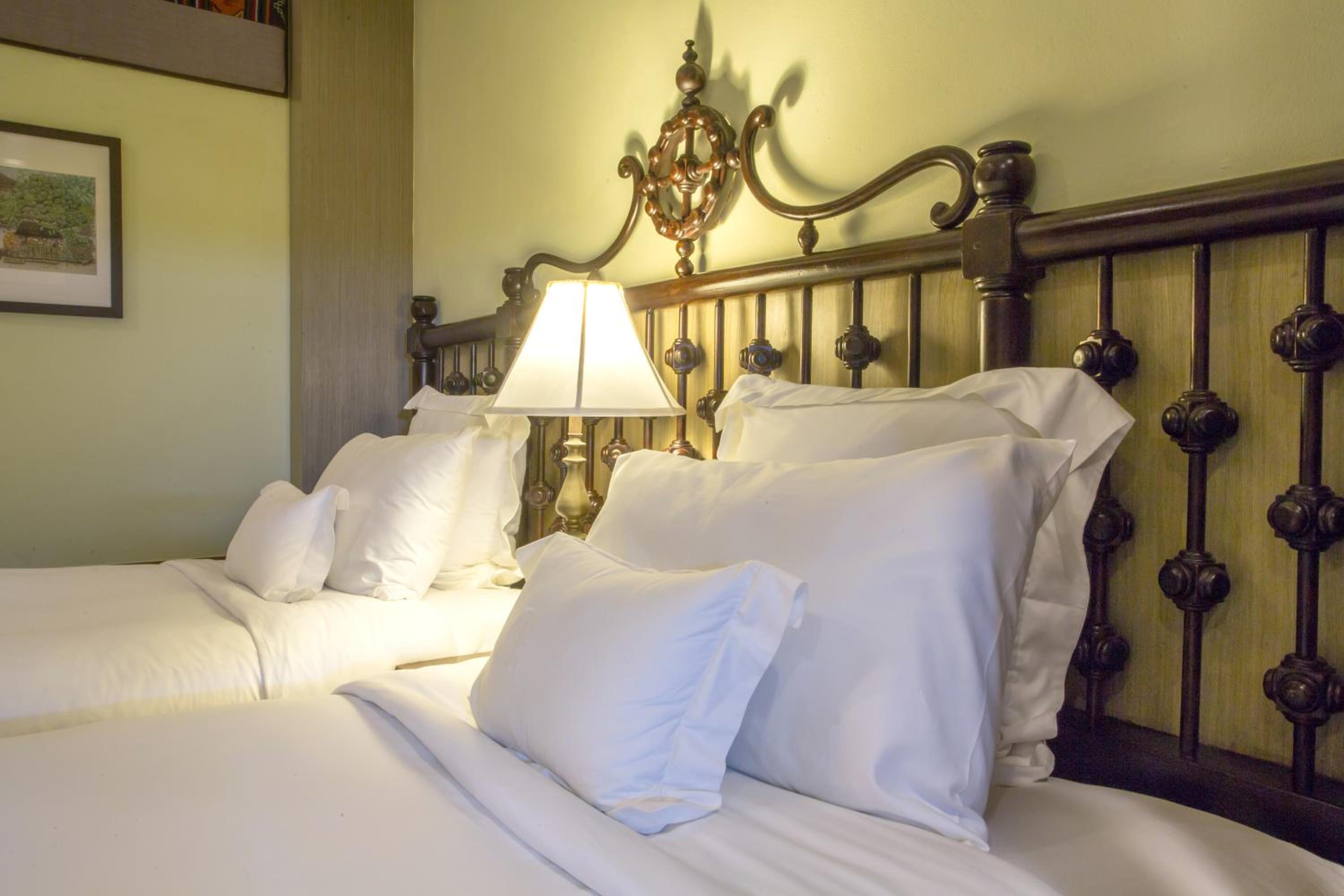 Deluxe Double Room thumbnail 5