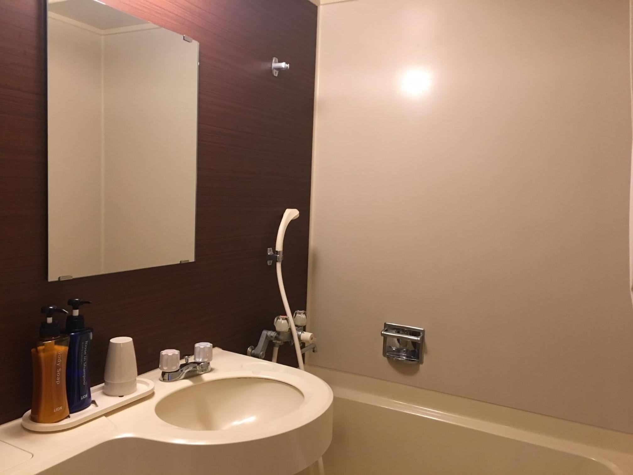 Twin Room - Non-Smoking - East Building - Photo 4