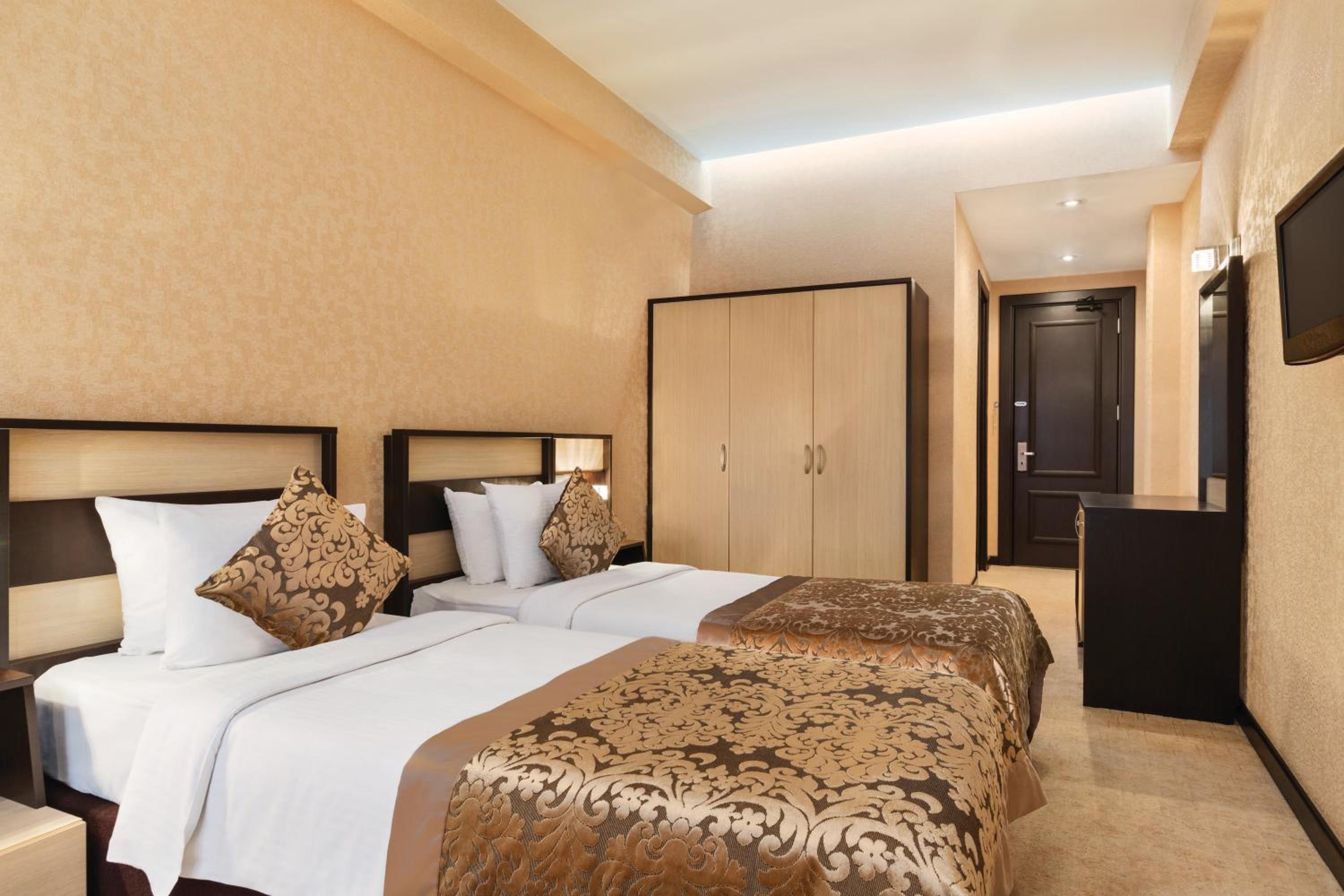 Twin Room - Non-Smoking - Photo 13