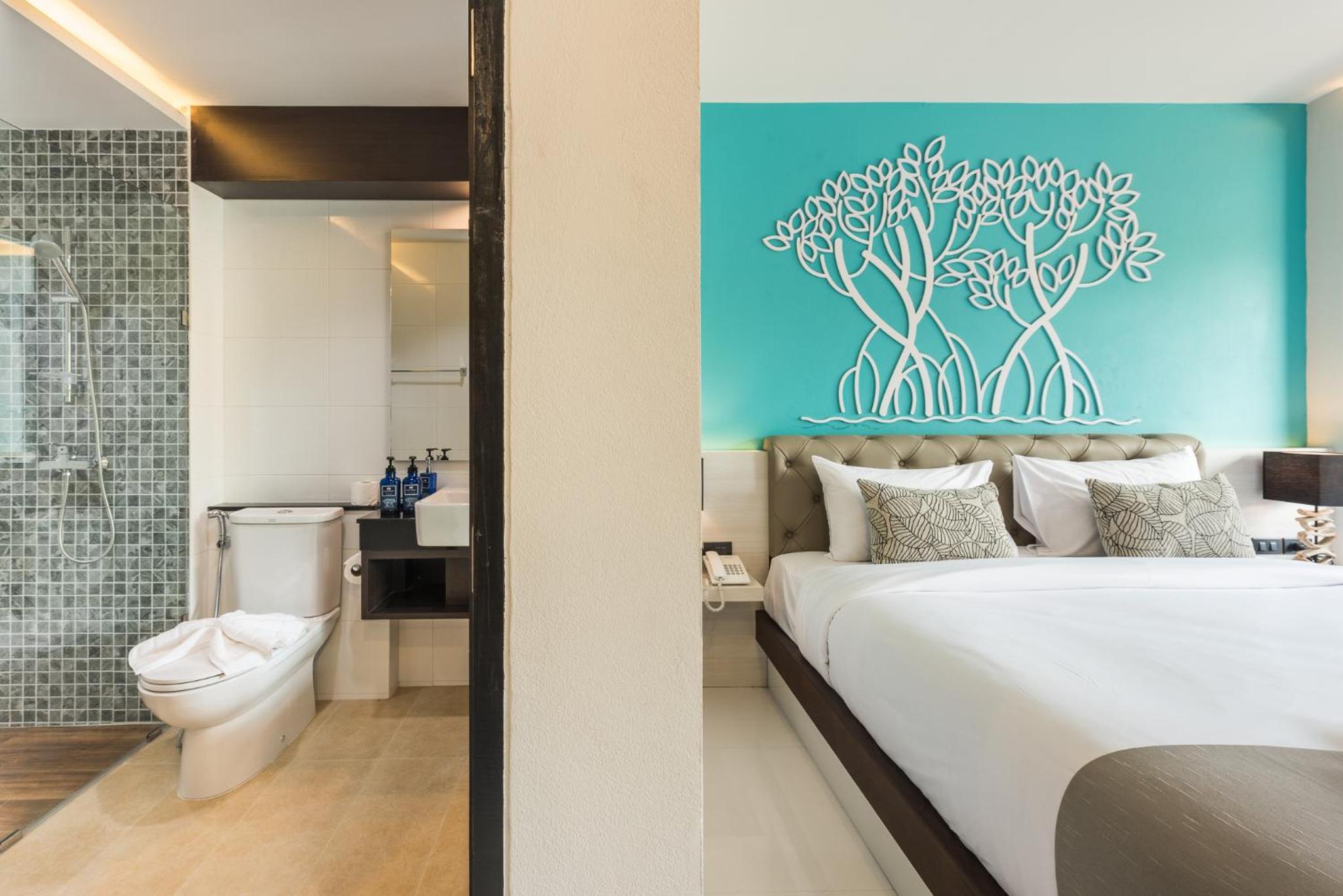 Deluxe King Room with Balcony photo 3