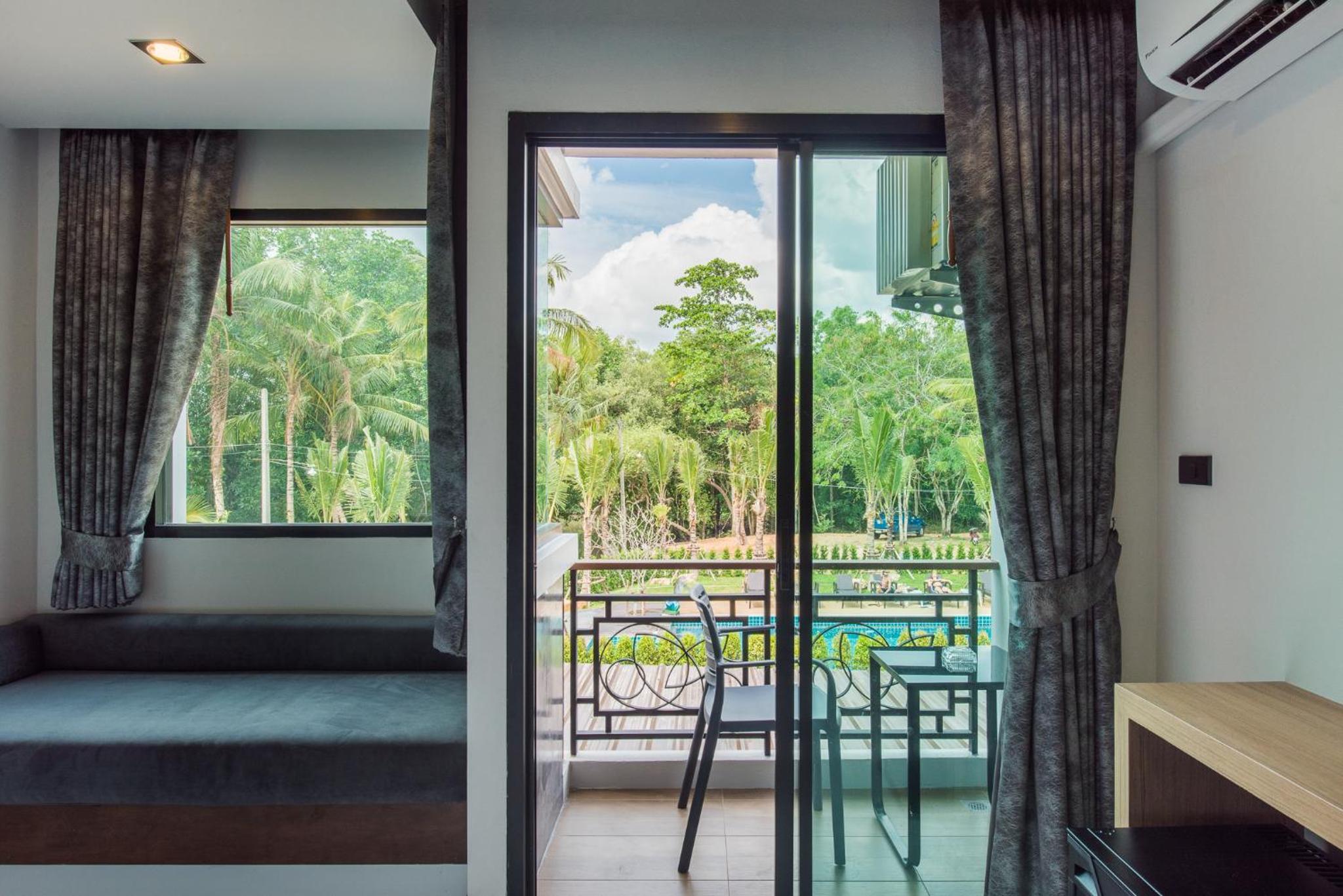 Deluxe Twin Room with Pool View photo 3