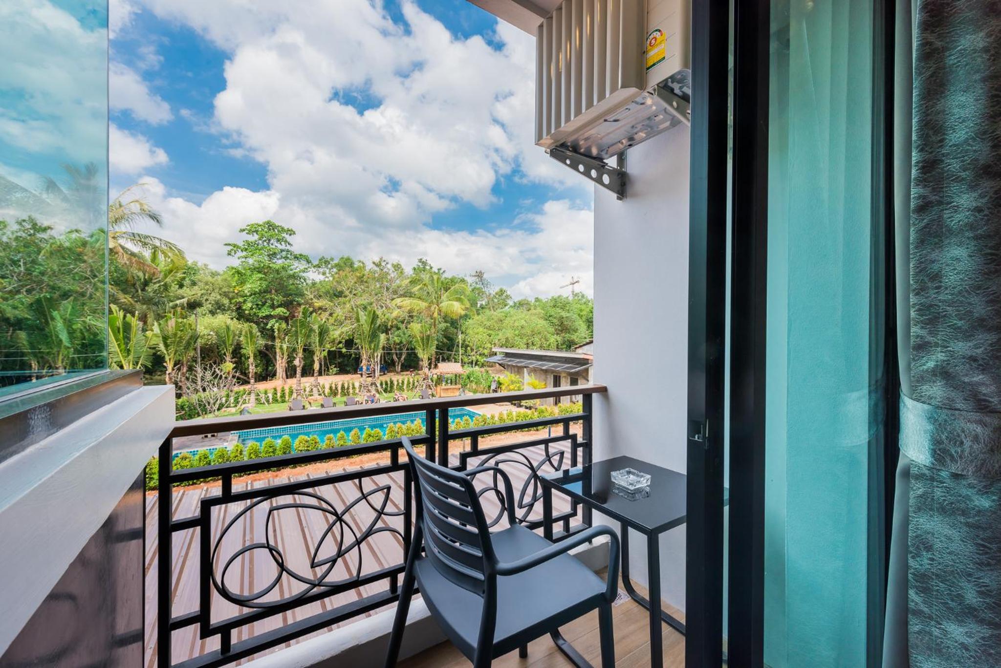 Deluxe Twin Room with Pool View photo 2