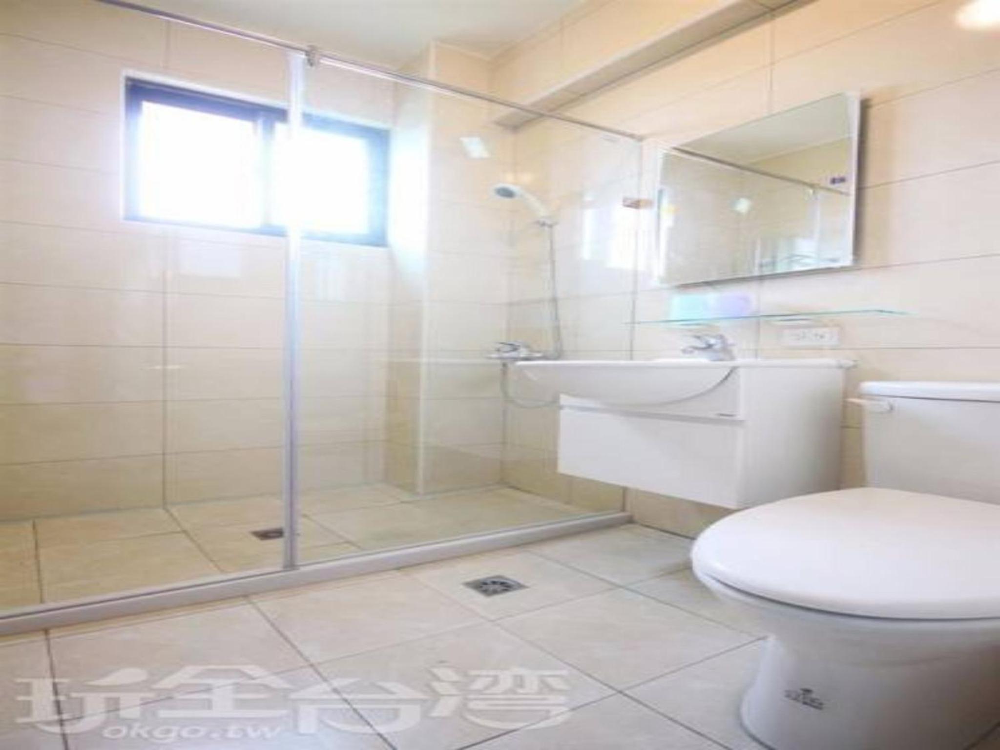 Quadruple Room with Private Bathroom photo 2