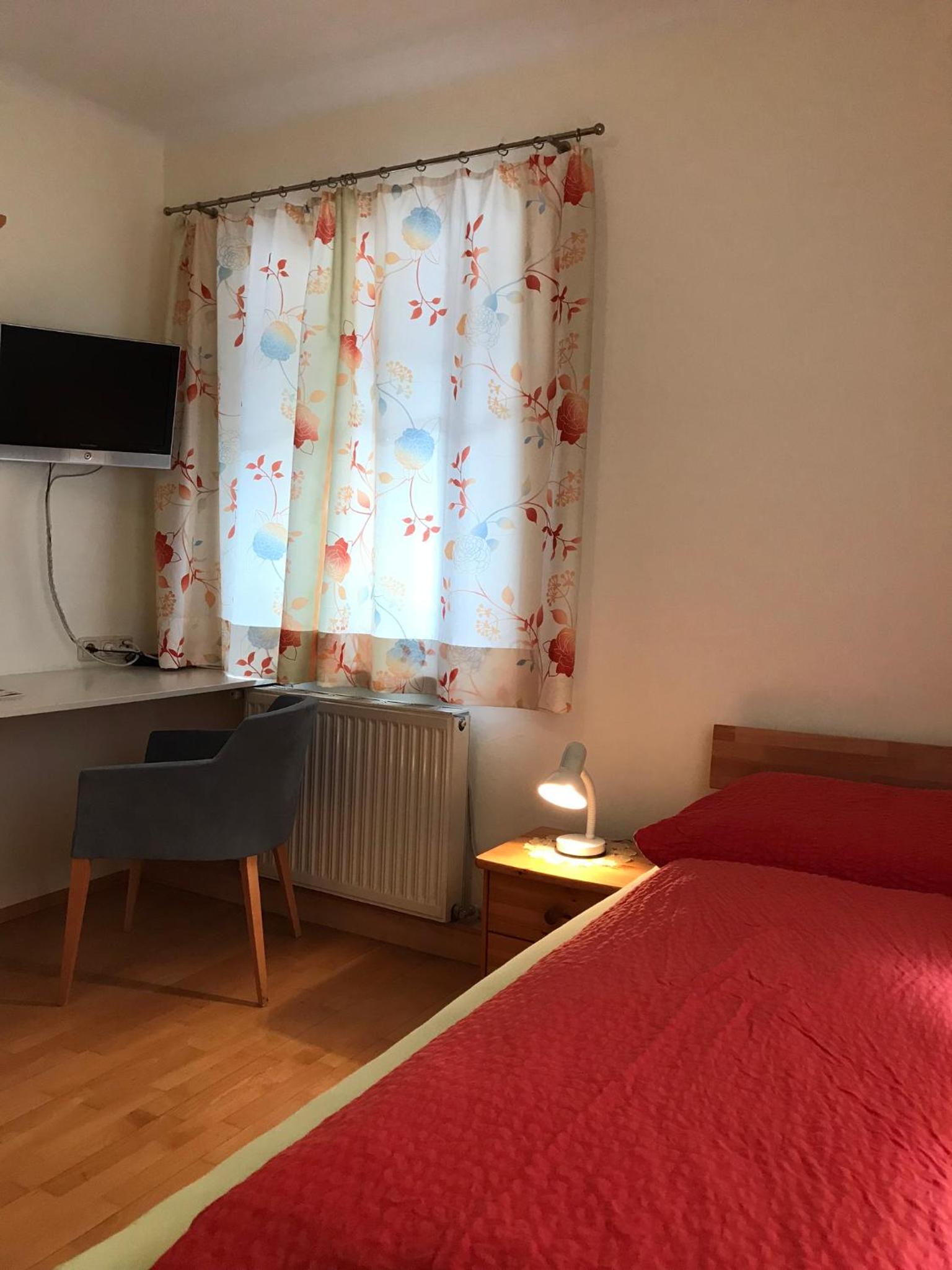 Single Room with Private Shower and Shared Toilet