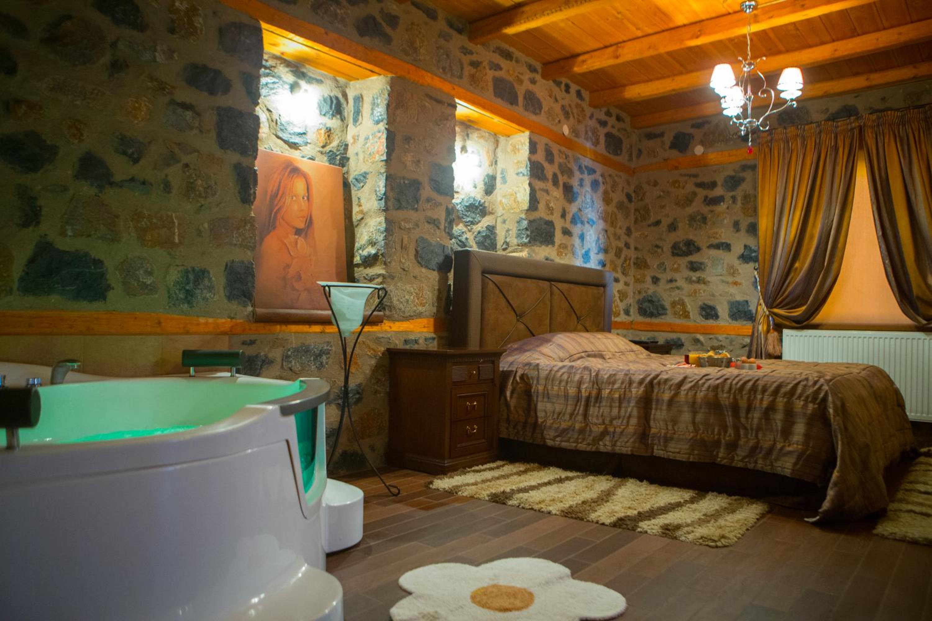 Suite with Spa Bath photo 1