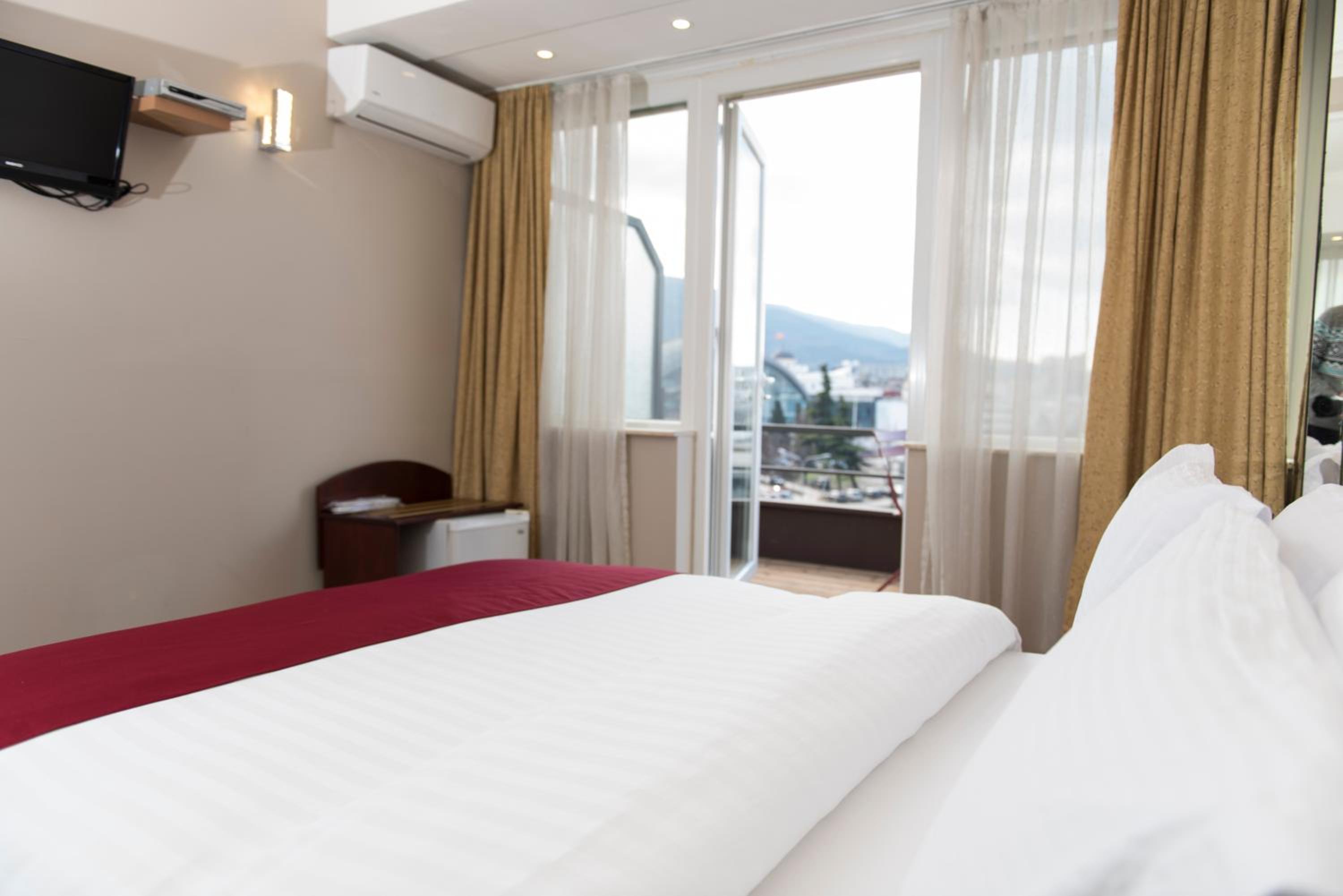 Double Room with Balcony and City View - Photo 4