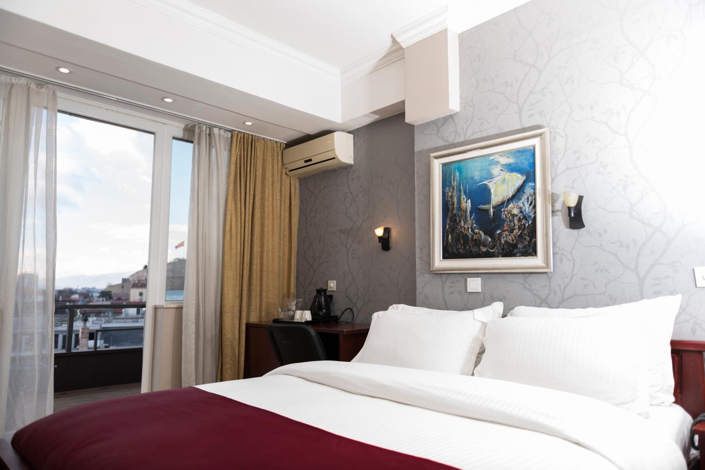 Double Room with Balcony and City View - Photo 3