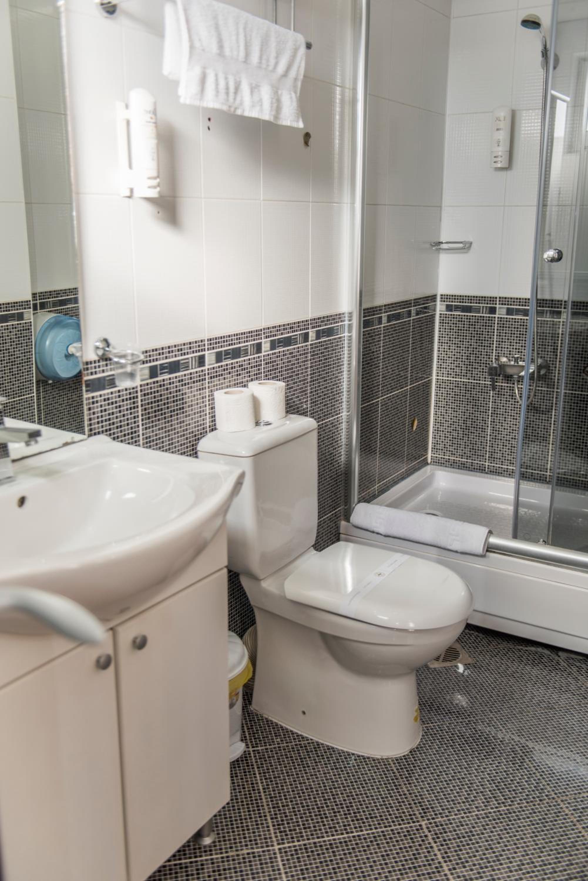 Double Room with Balcony and City View - Photo 5