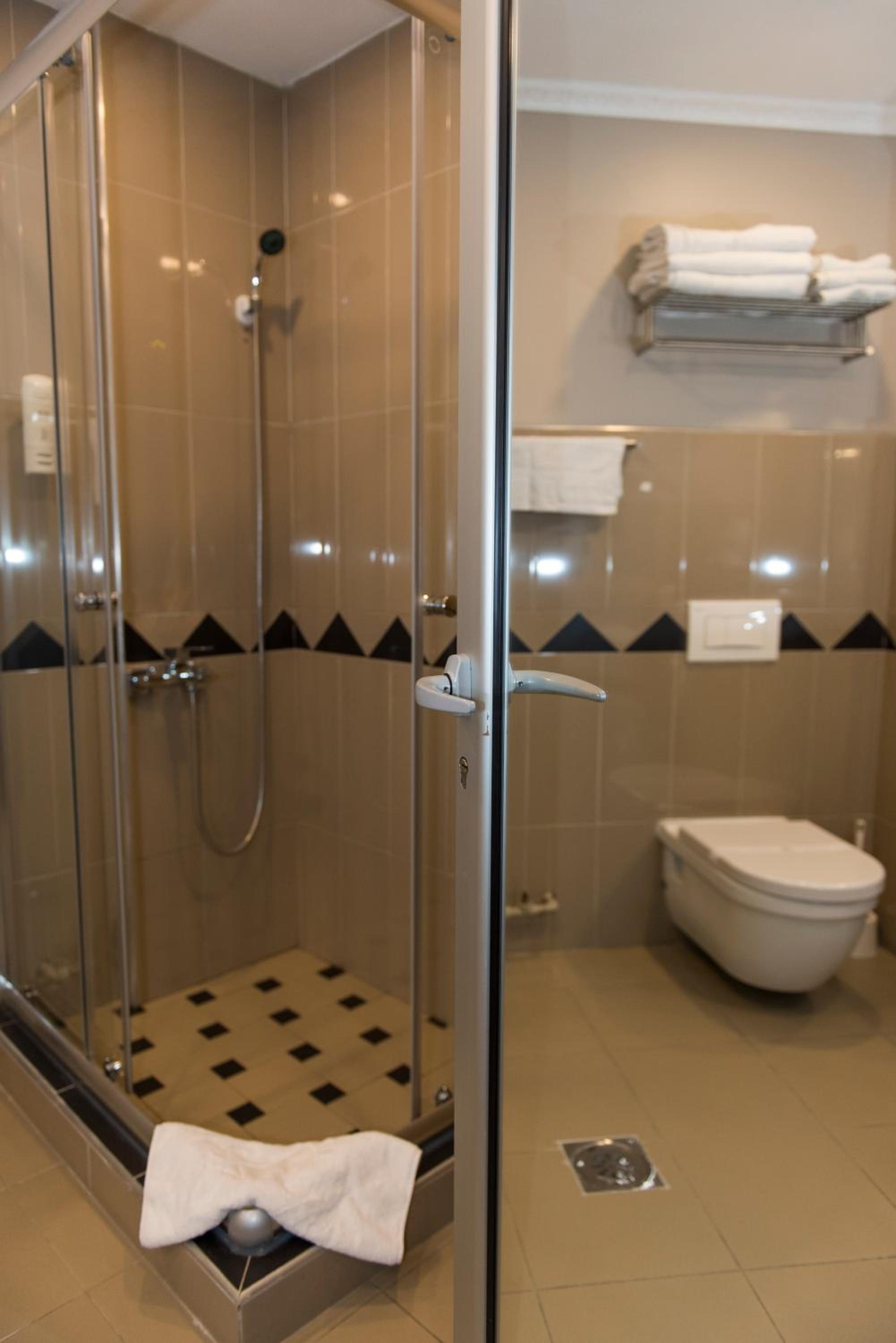 Family Suite with City View - Photo 3