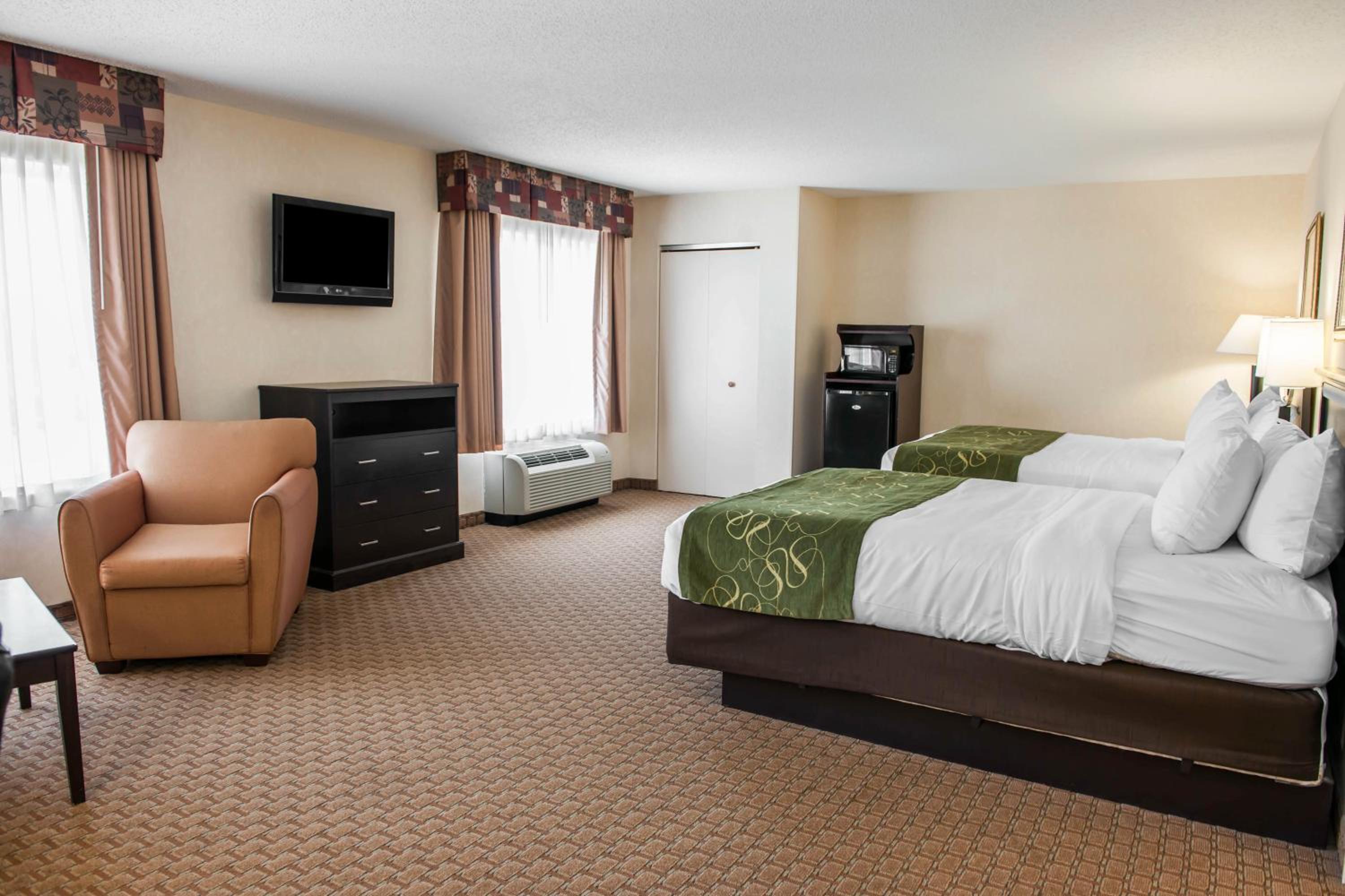 Queen Suite with Two Queen Beds - Non-Smoking - Photo 12