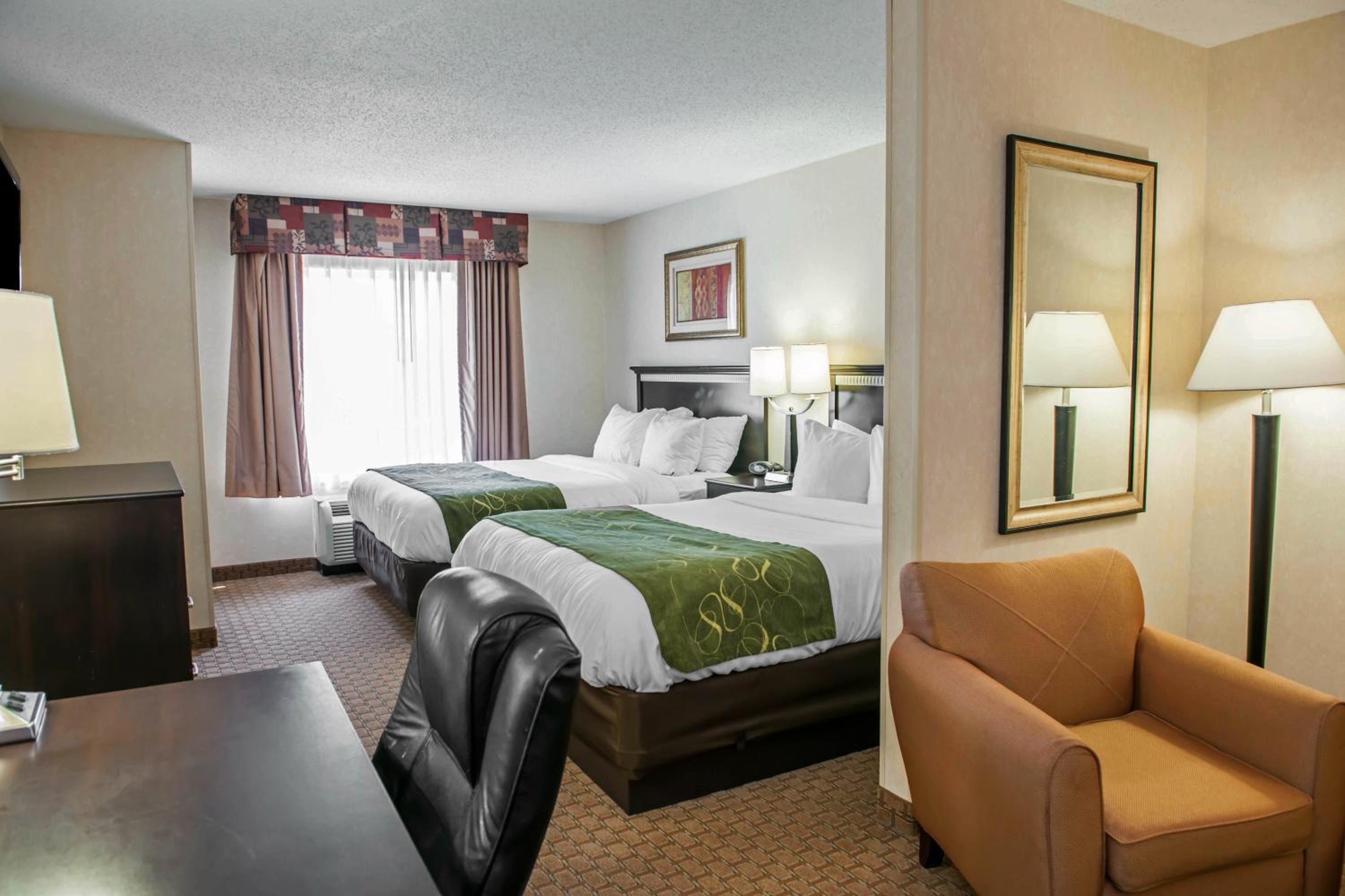 Queen Suite with Two Queen Beds - Non-Smoking - Photo 11