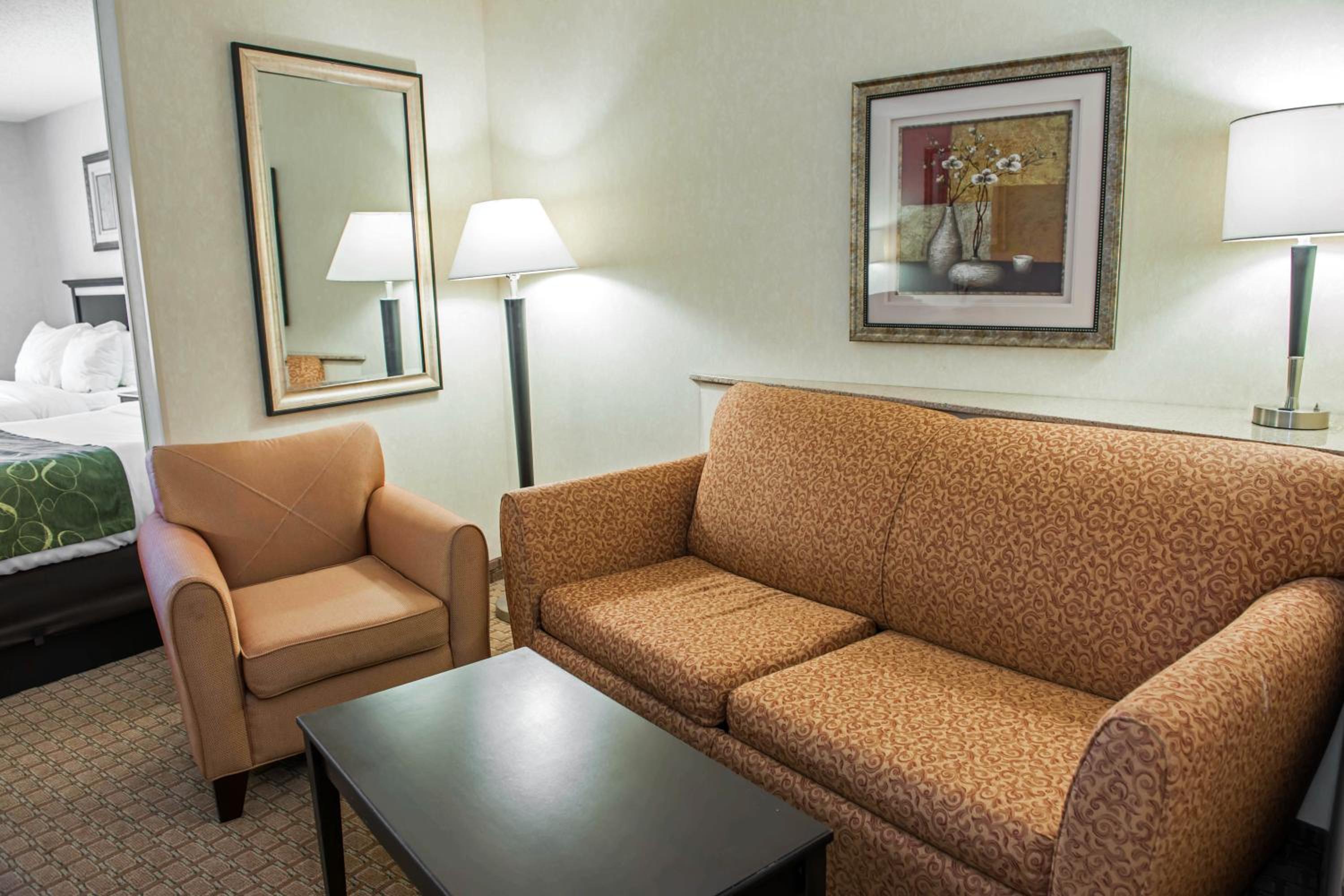 Queen Suite with Two Queen Beds - Non-Smoking - Photo 13