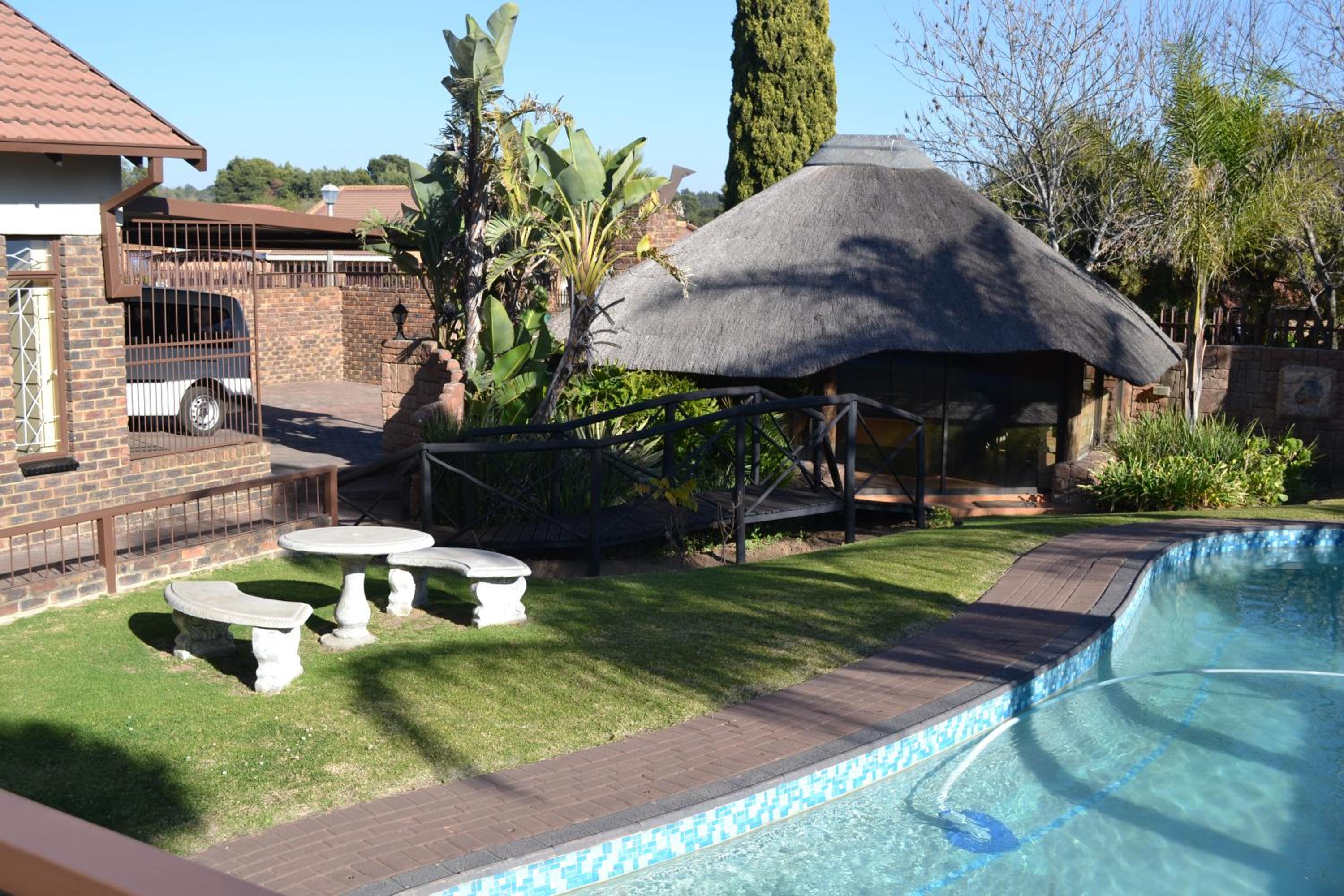 Standard Double or Twin Room with Garden View - Photo 10