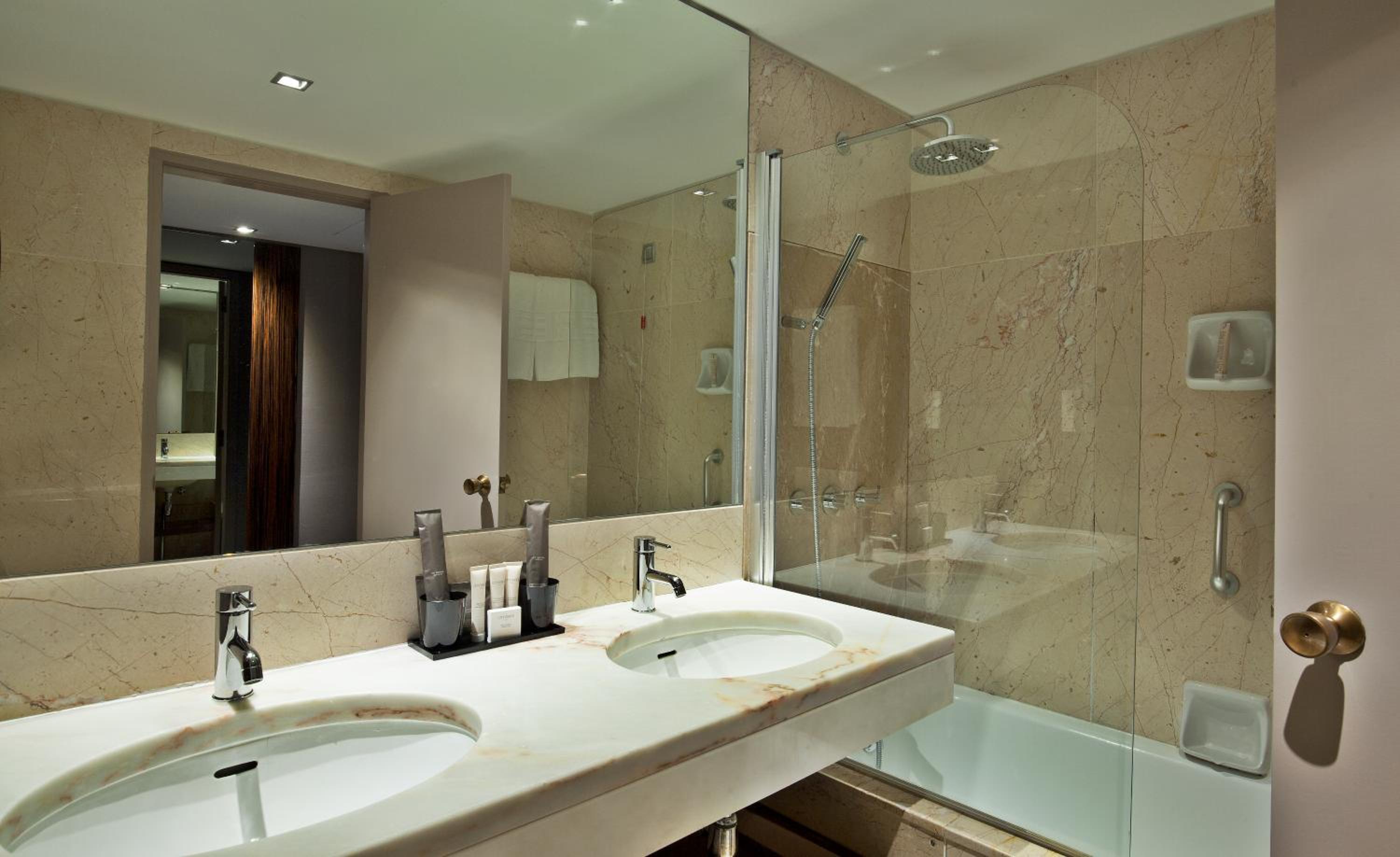 Deluxe Twin Room - Photo 6