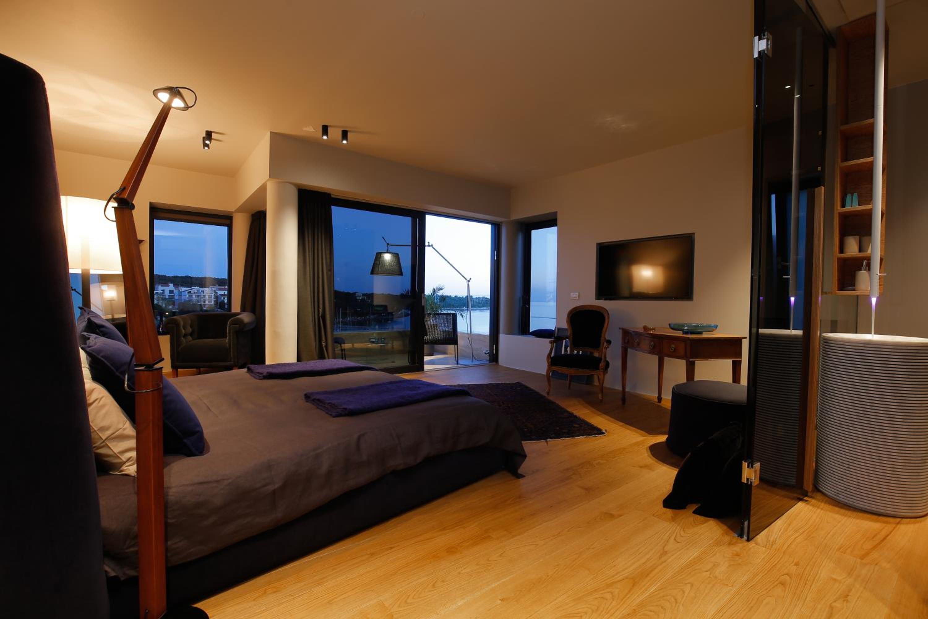 Deluxe Suite with Sea View - Photo 14