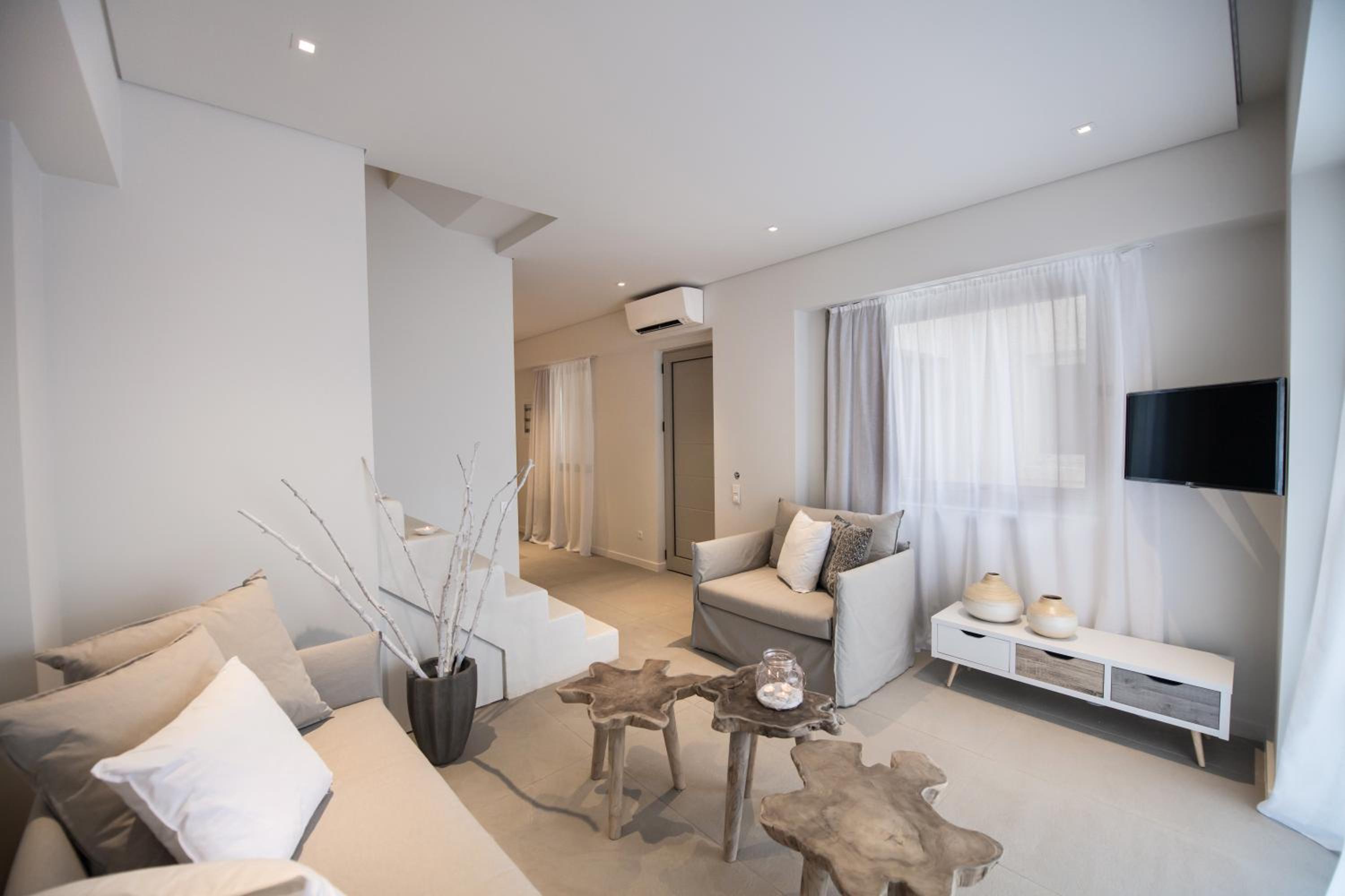Suite with Pool View - Photo 11