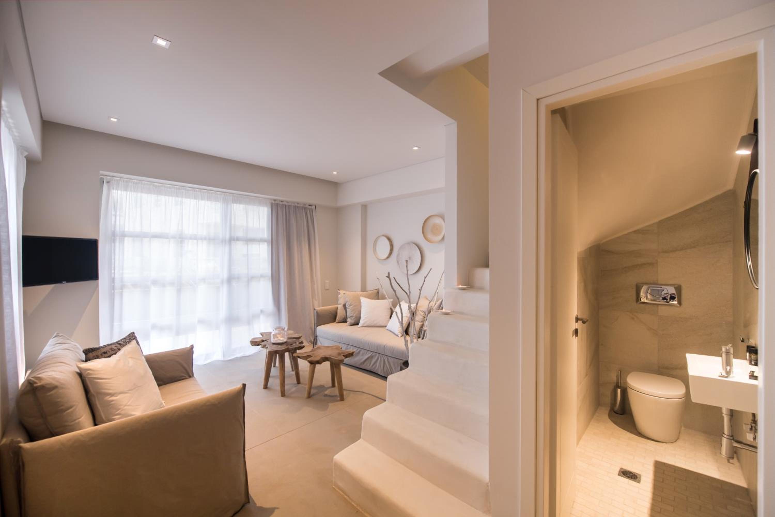 Suite with Pool View - Photo 9