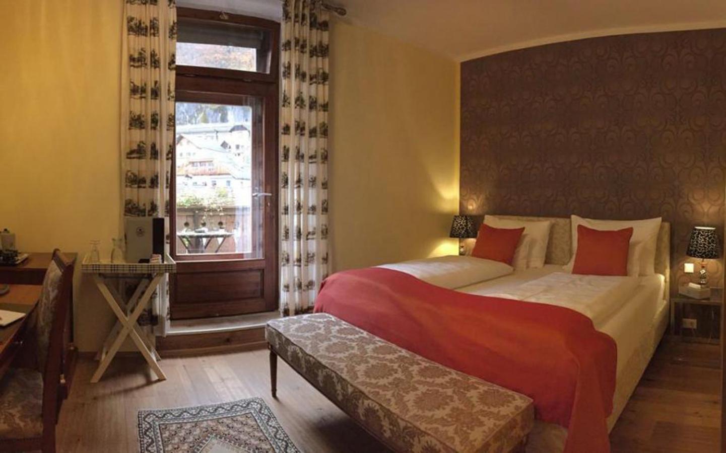Small Double Room with Balcony Facing the Market Square - Photo 1